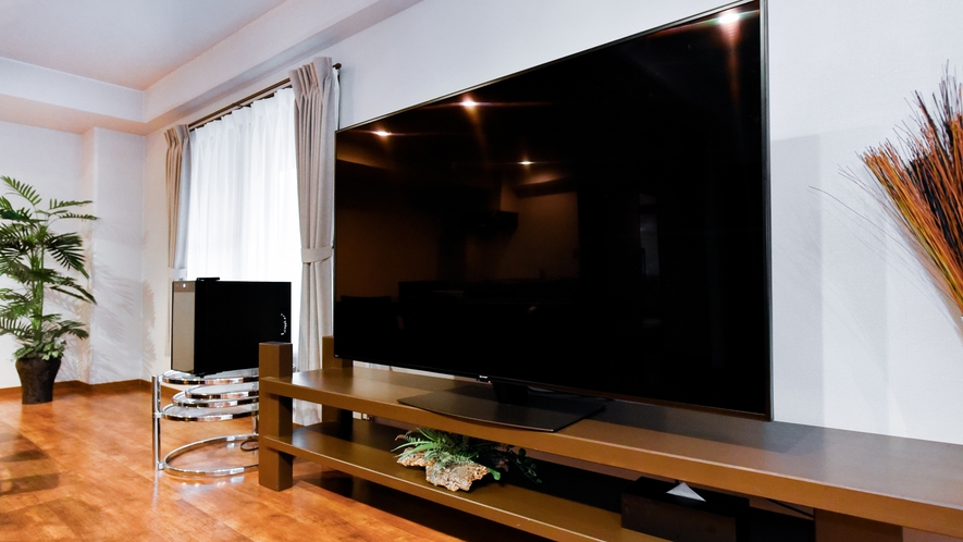 【広々とした洋室】70インチの大型テレビを完備。