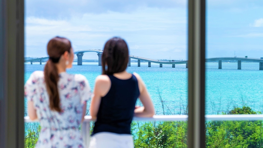 オーシャンビューテラススイート(ホテル棟２階)のバルコニーからは宮古ブルーと伊良部大橋を眺めます。