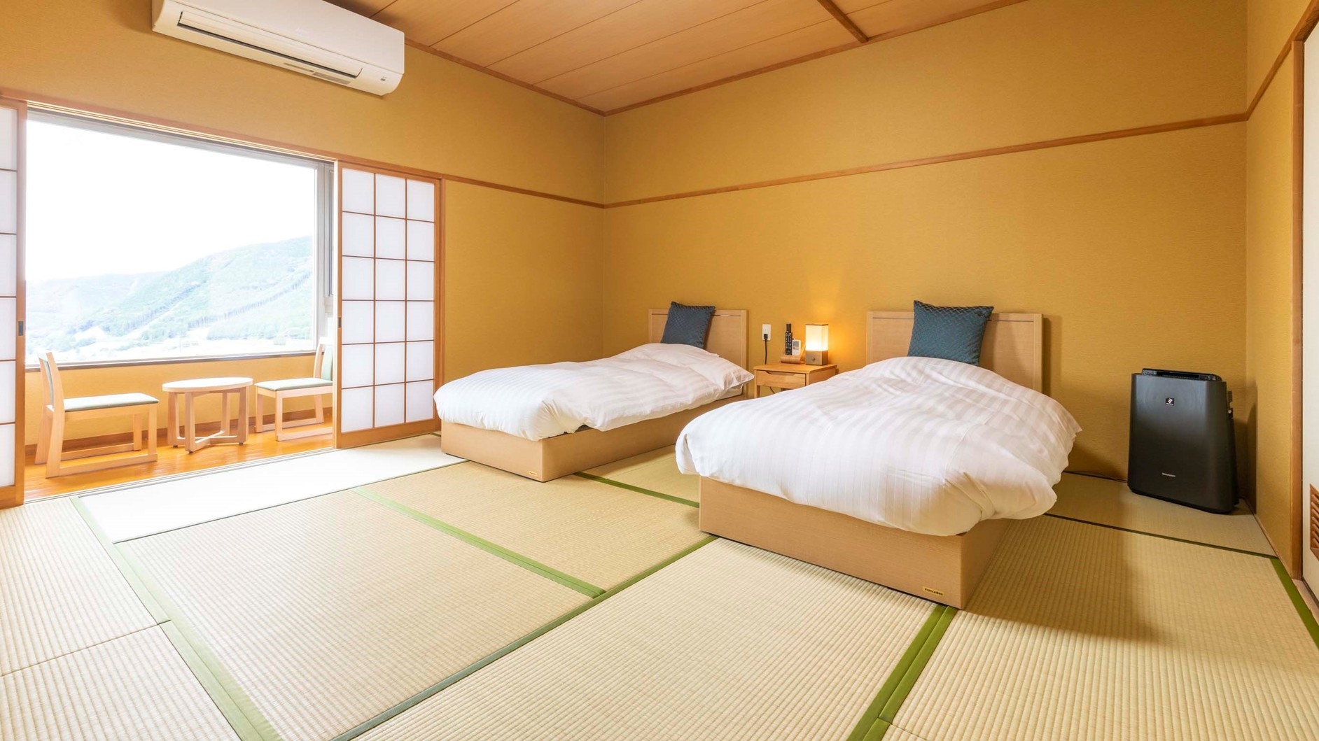 【和室12畳ベッドルーム】阿蘇外輪山の広がる絶景！