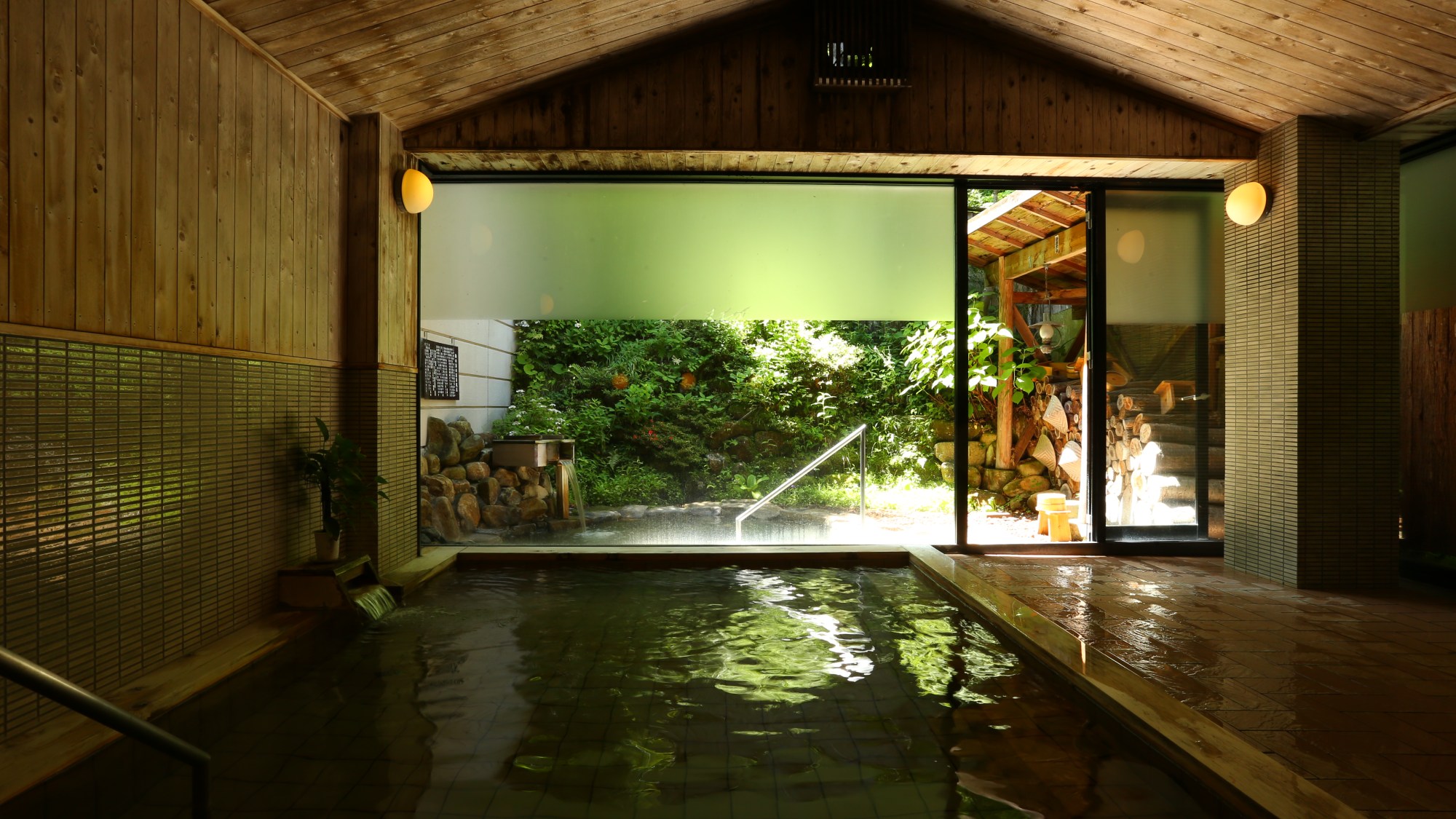 【内風呂】自家源泉の鉄鉱泉