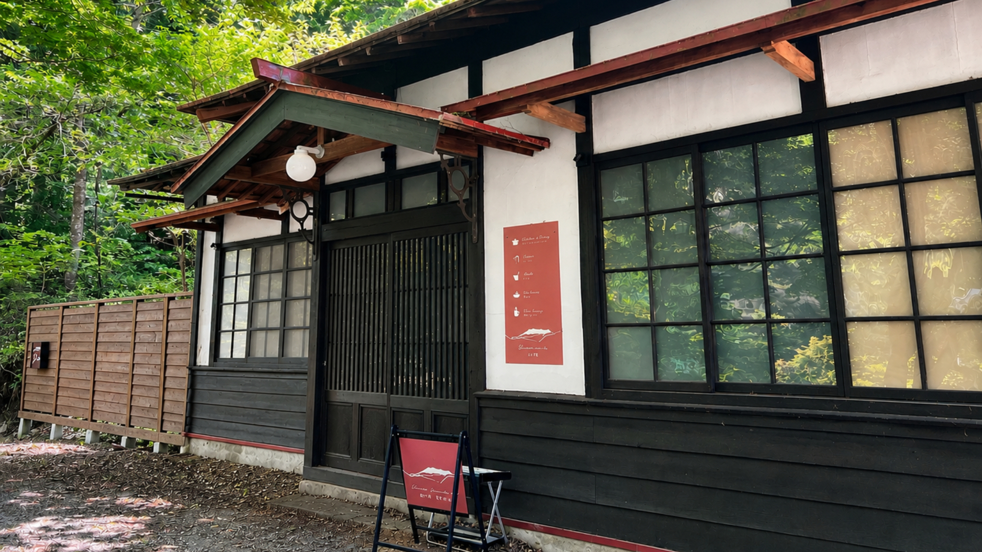 【山の家】CABINご宿泊のお客様専用の共用棟です。キッチン・トイレ・シャワーをご利用いただけます。