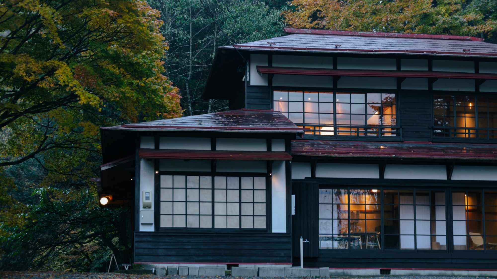 【山の家】CABINご宿泊のお客様専用の共用棟です。キッチン・トイレ・シャワーをご利用いただけます。