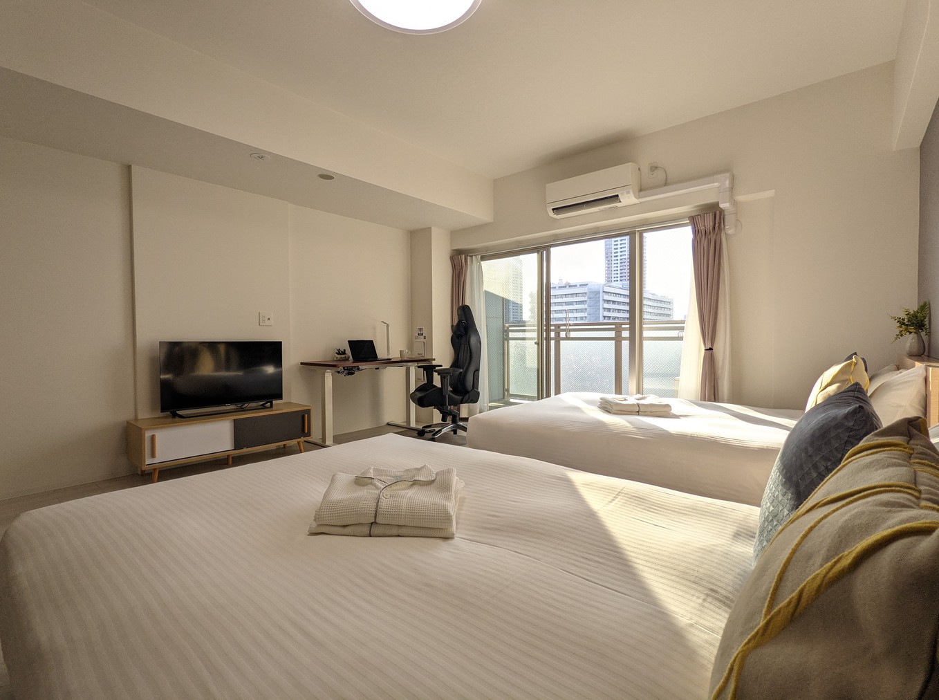ダブルベッドx2_デスク_高層階_眺望