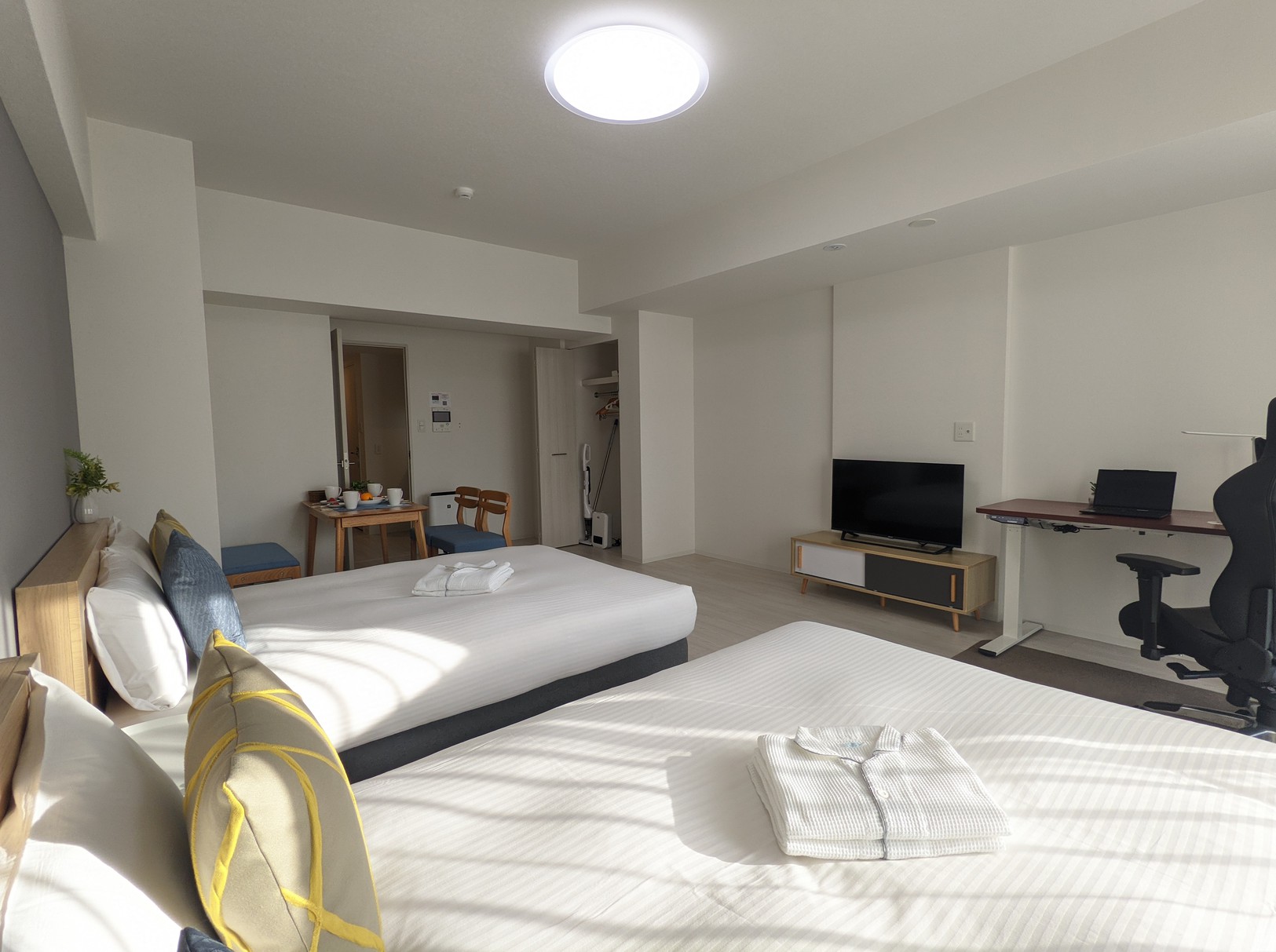 ダブルベッドx2_デスク_高層階