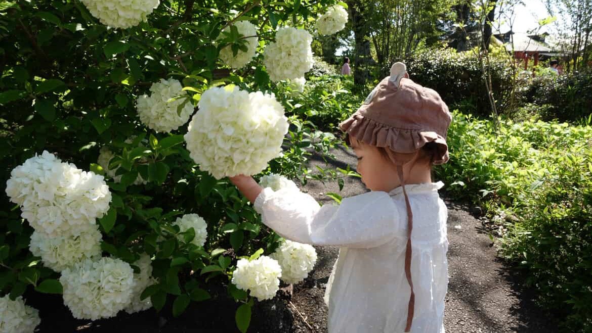 お顔より大きなお花と記念撮影。