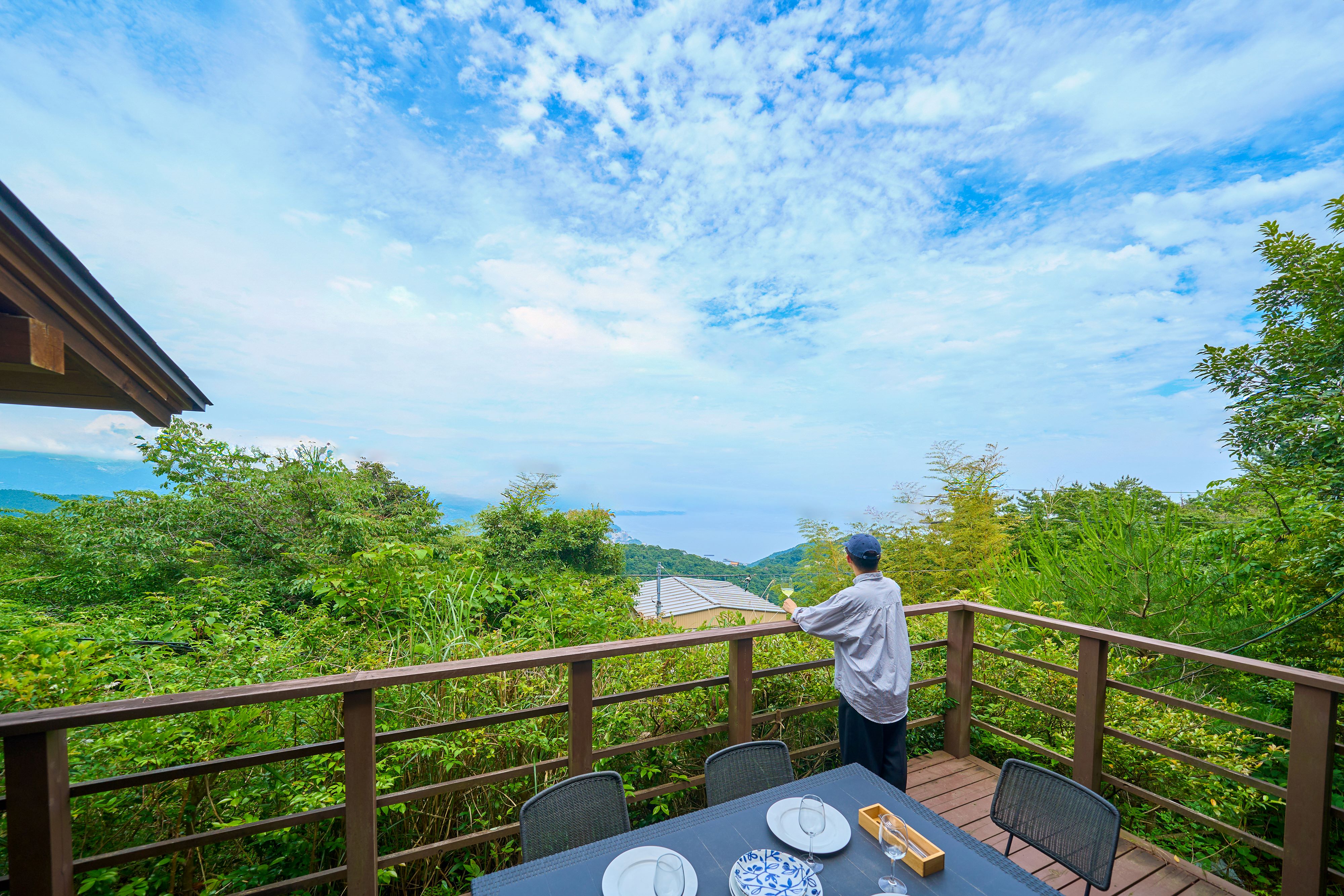【テラス】熱海を見下ろす高台からの景色をお楽しみください