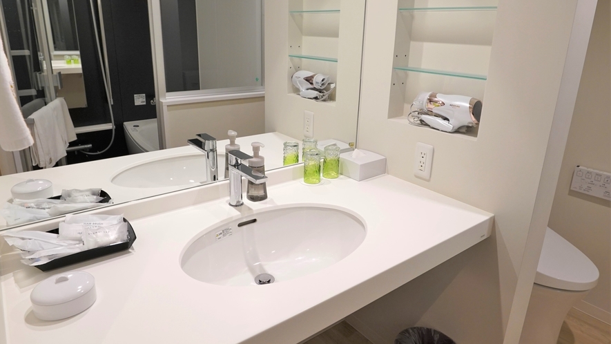 【パウダールーム】全面鏡の使いやすいパウダールーム。清潔感のある白を基調とした広々空間