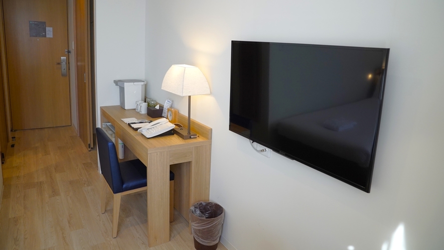 【客室設備】テレビはベッドと向かい合っているので、お昼寝しながら見ることができます！