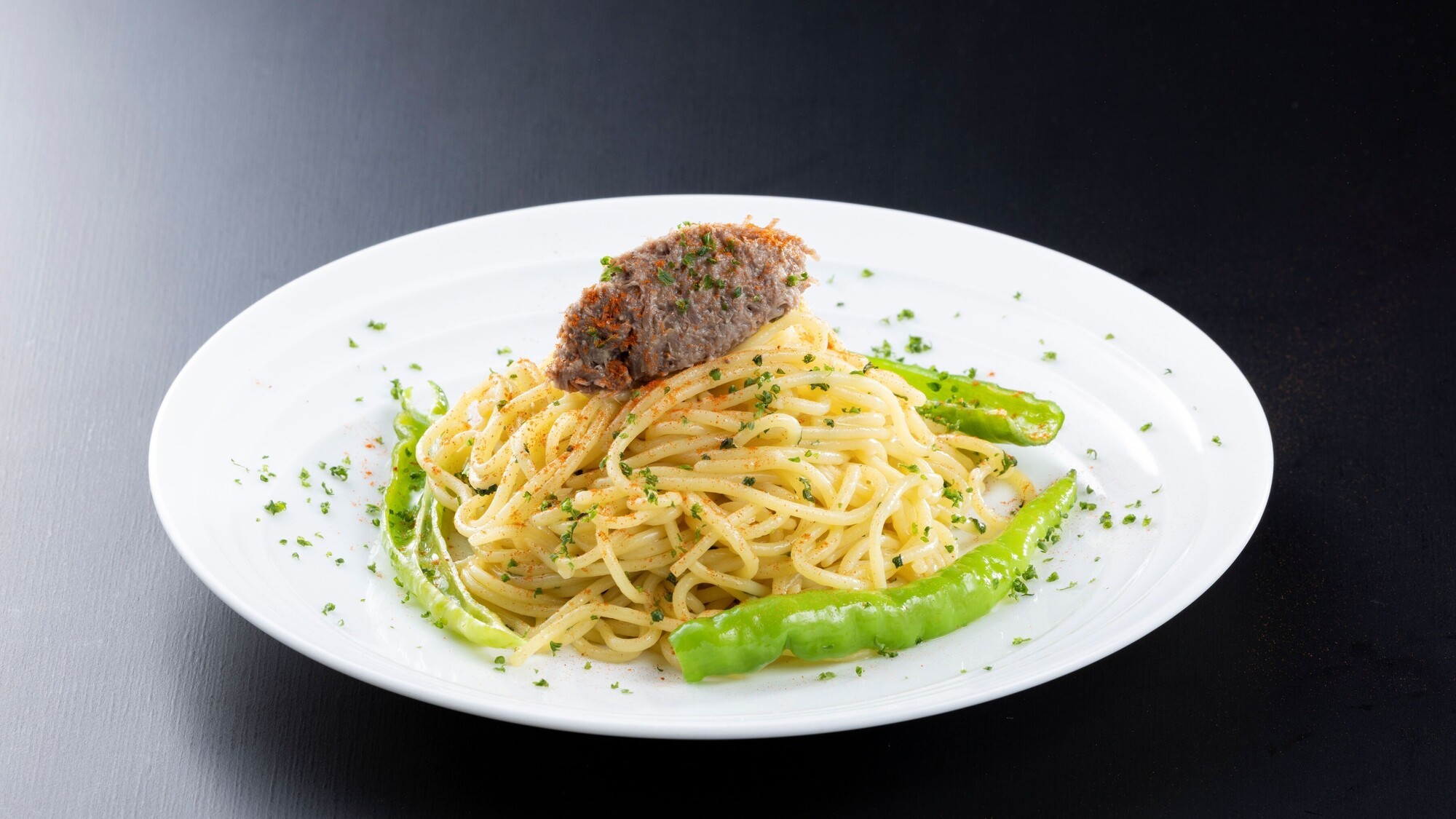 【ランチ】自家製コンビーフと甘長唐辛子のペペロンチーノ