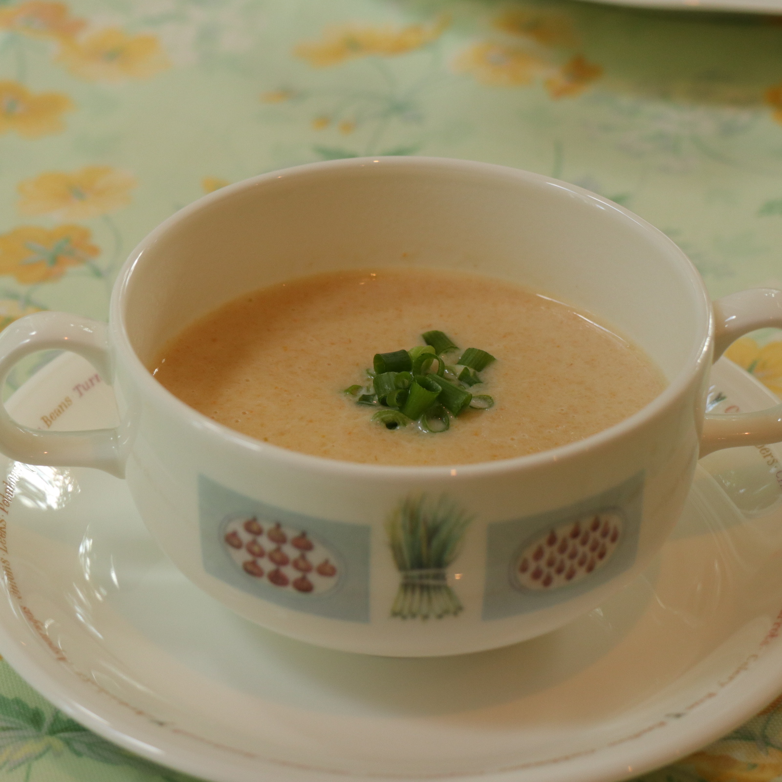 季節の旬の野菜のポタージュスープ