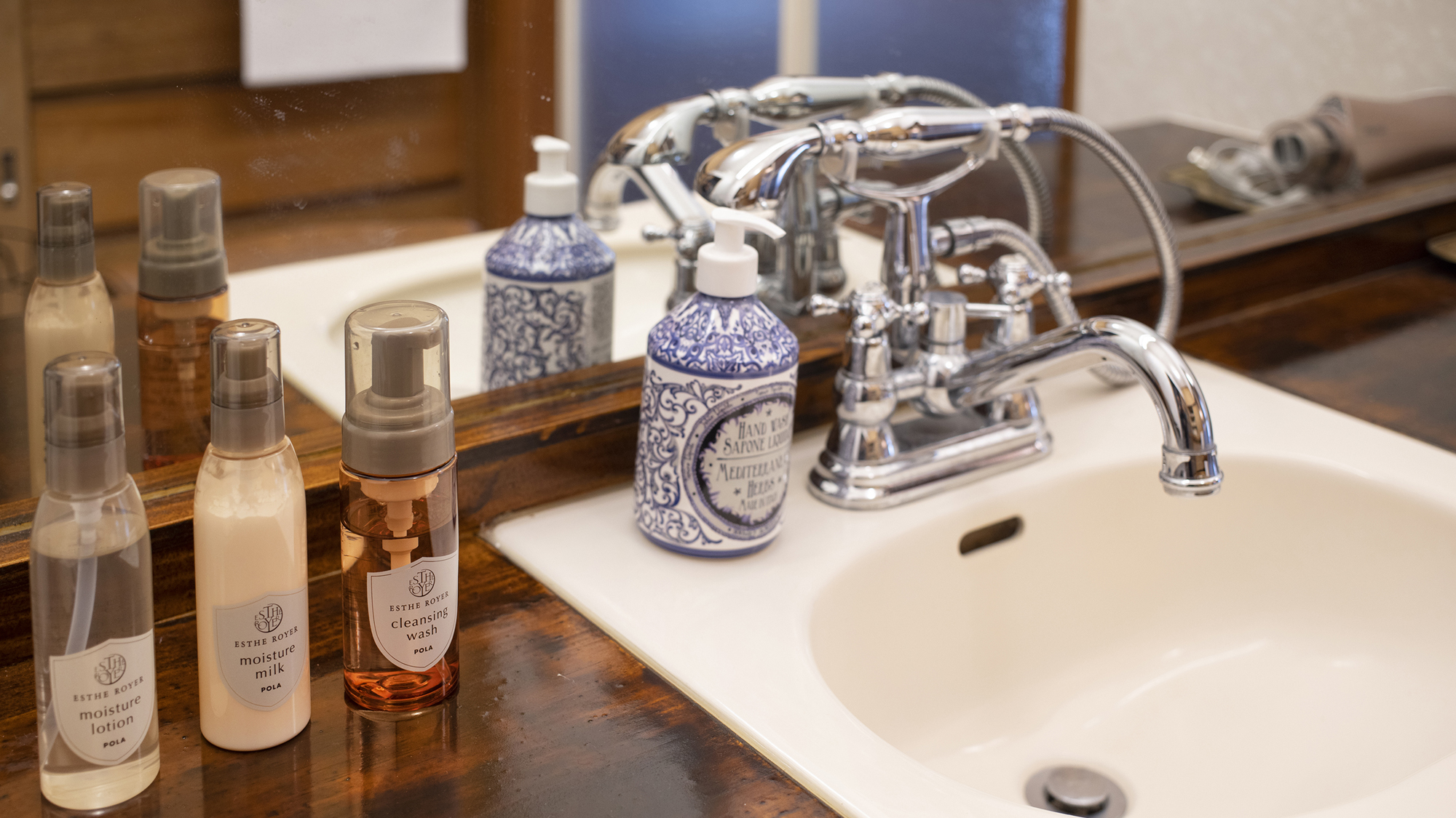 【1F/パウダールーム】化粧水や乳液もご用意しております。