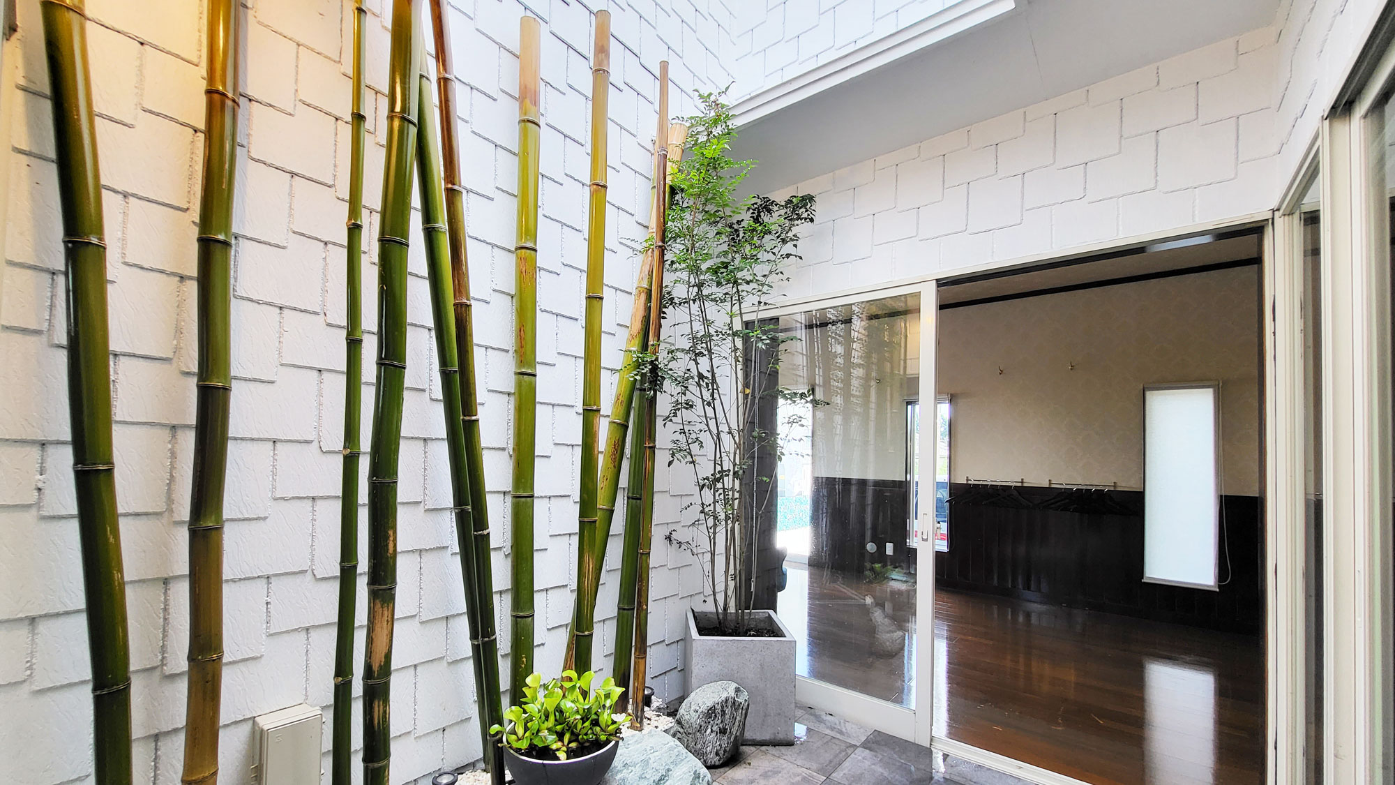 【1F/バスルーム】石風呂と続く中庭。竹を眺めながら癒される空間です。
