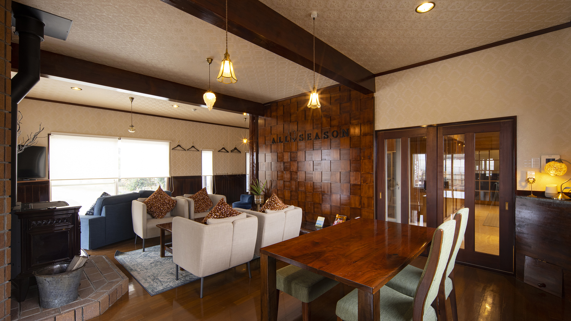 【リビング】ライトやインテリアもレトロな雰囲気。