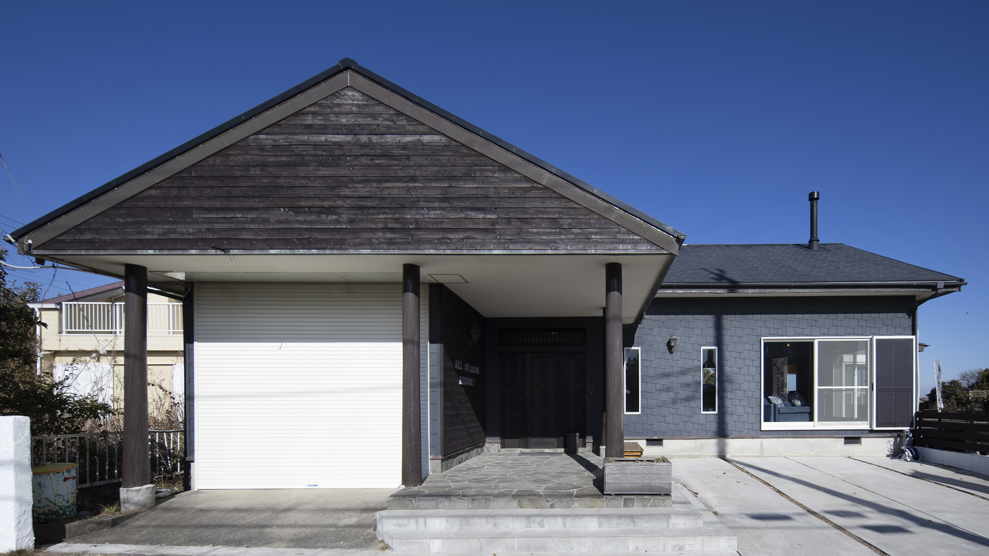 【駐車スペース】3台まで駐車できます。