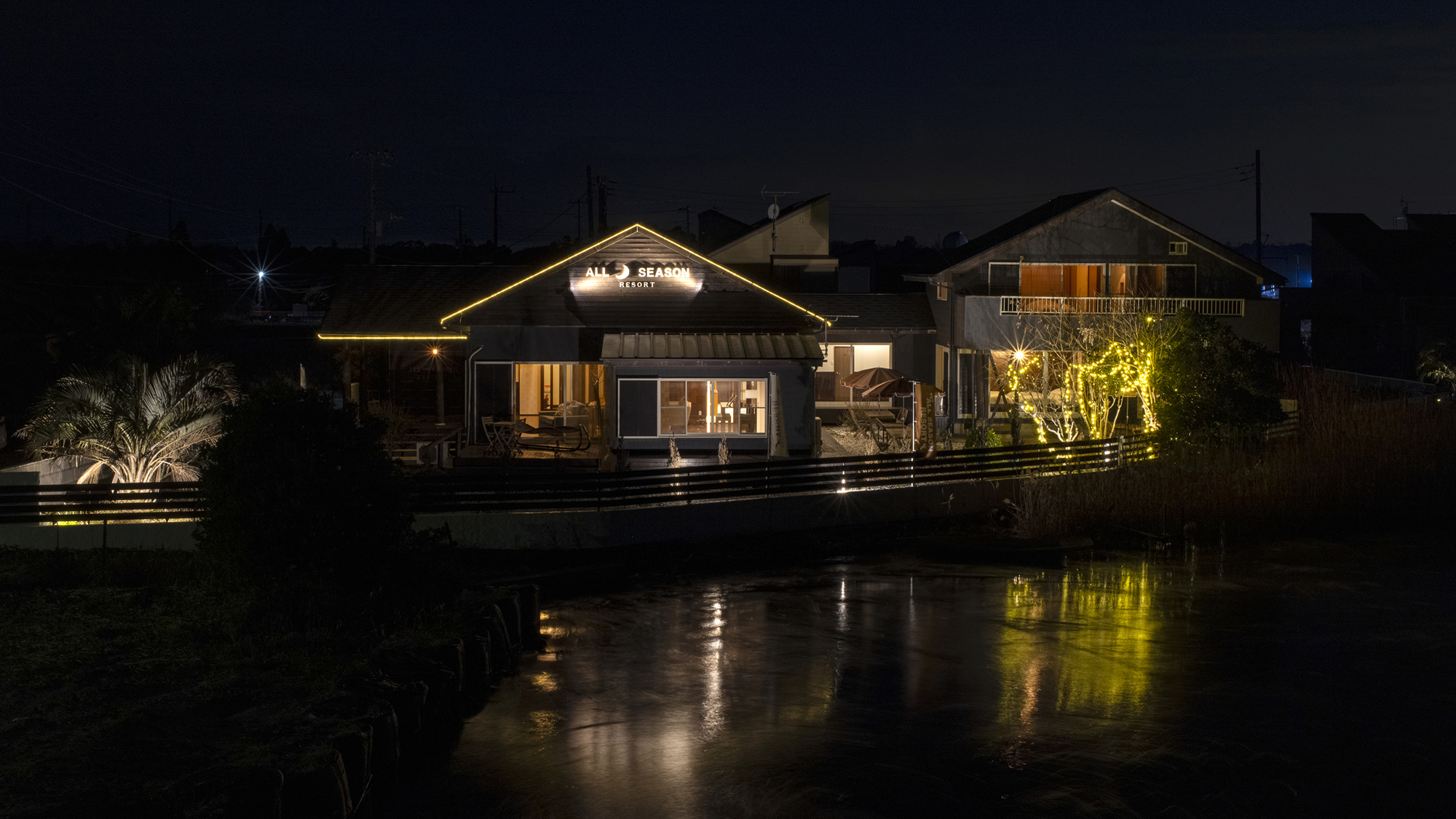 【外観】夜はお庭のイルミネーションが点灯し幻想的な「非日常の空間」へと変化します。