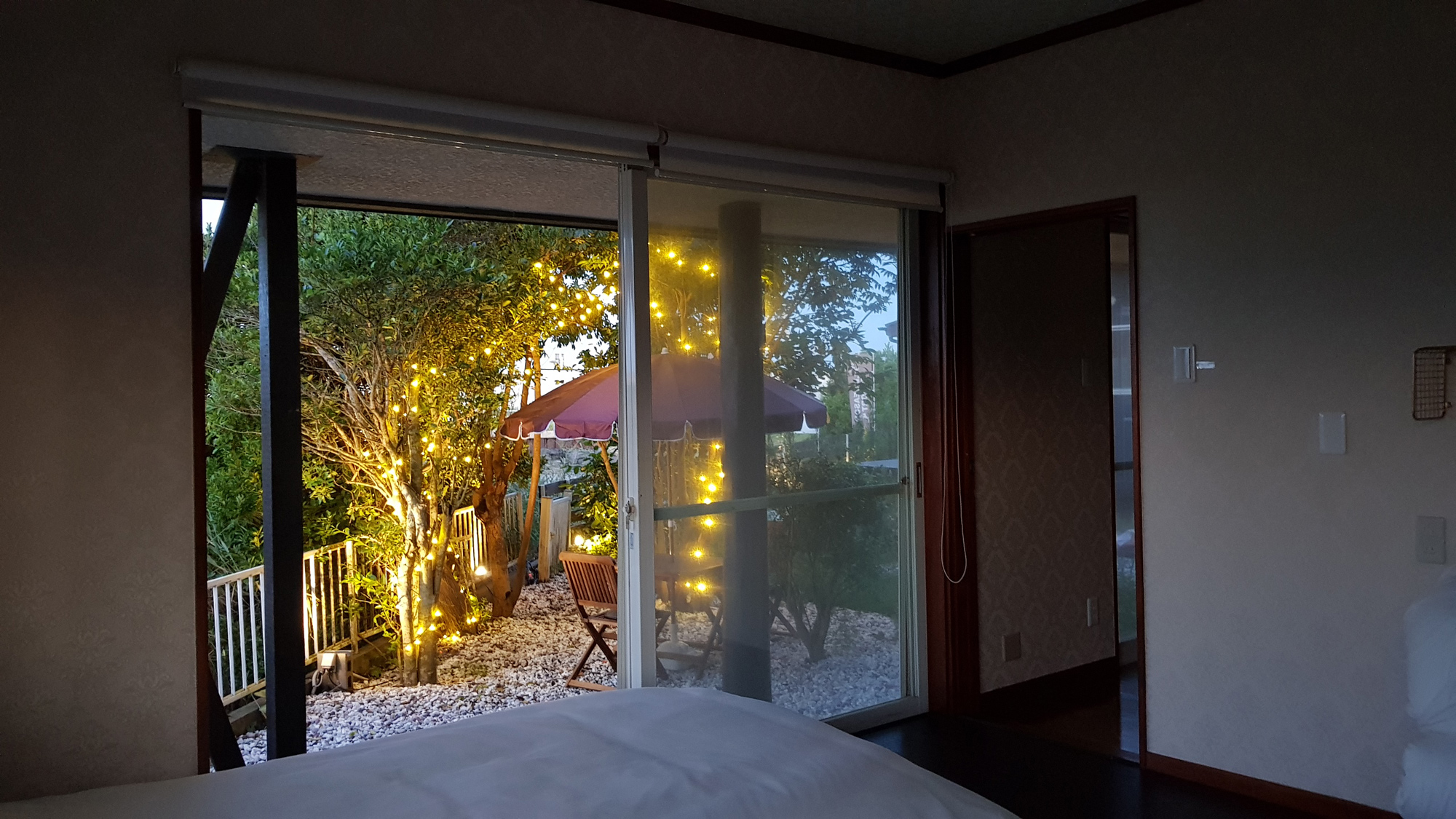 【1F-ベッドルームからの風景】夜はお庭のイルミネーションが点灯します。