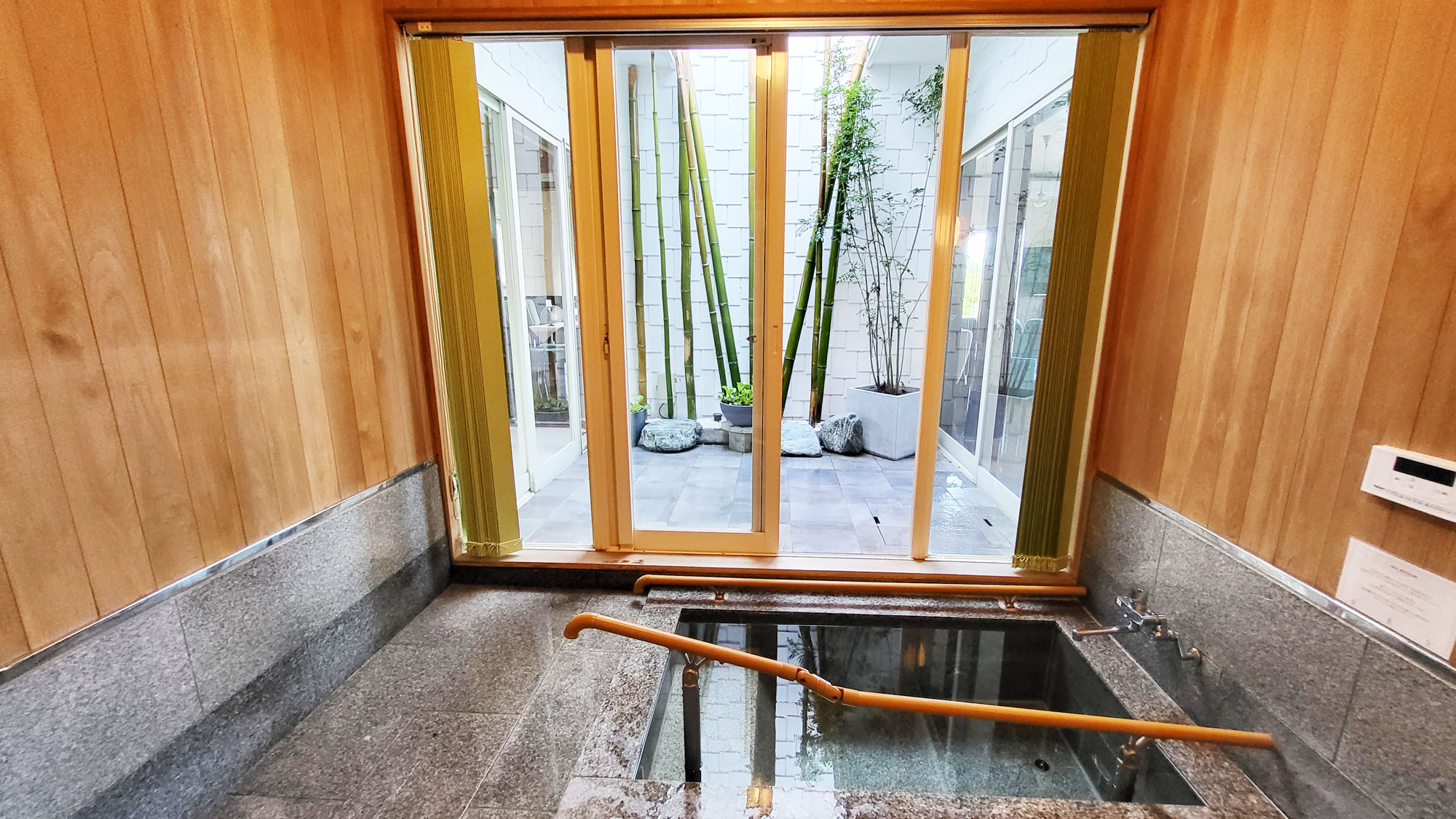 【1F/バスルーム】窓を開けると半露天風呂に♪外気を感じられる気持ちいい空間です。