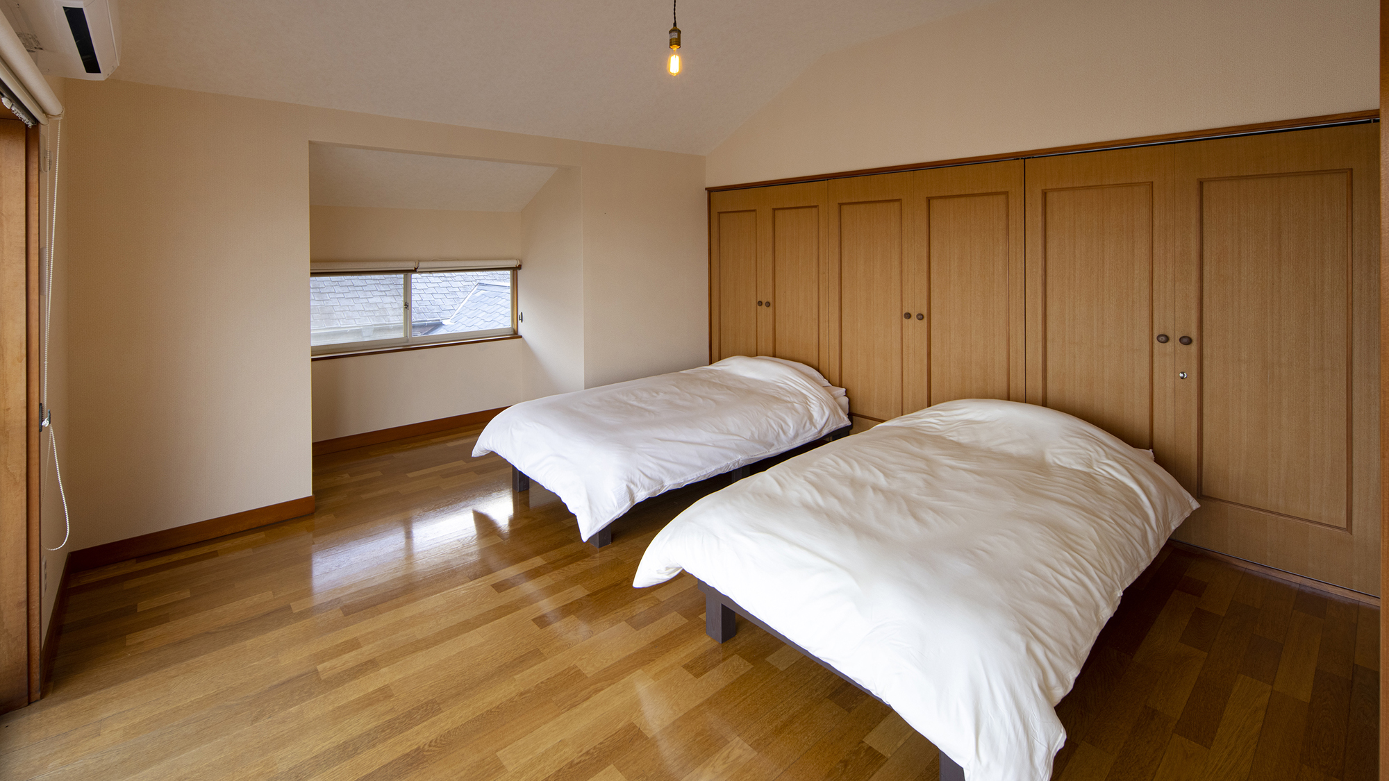 【2F/ベッドルーム】シングルベッド2台。2名様までご利用いただけます。