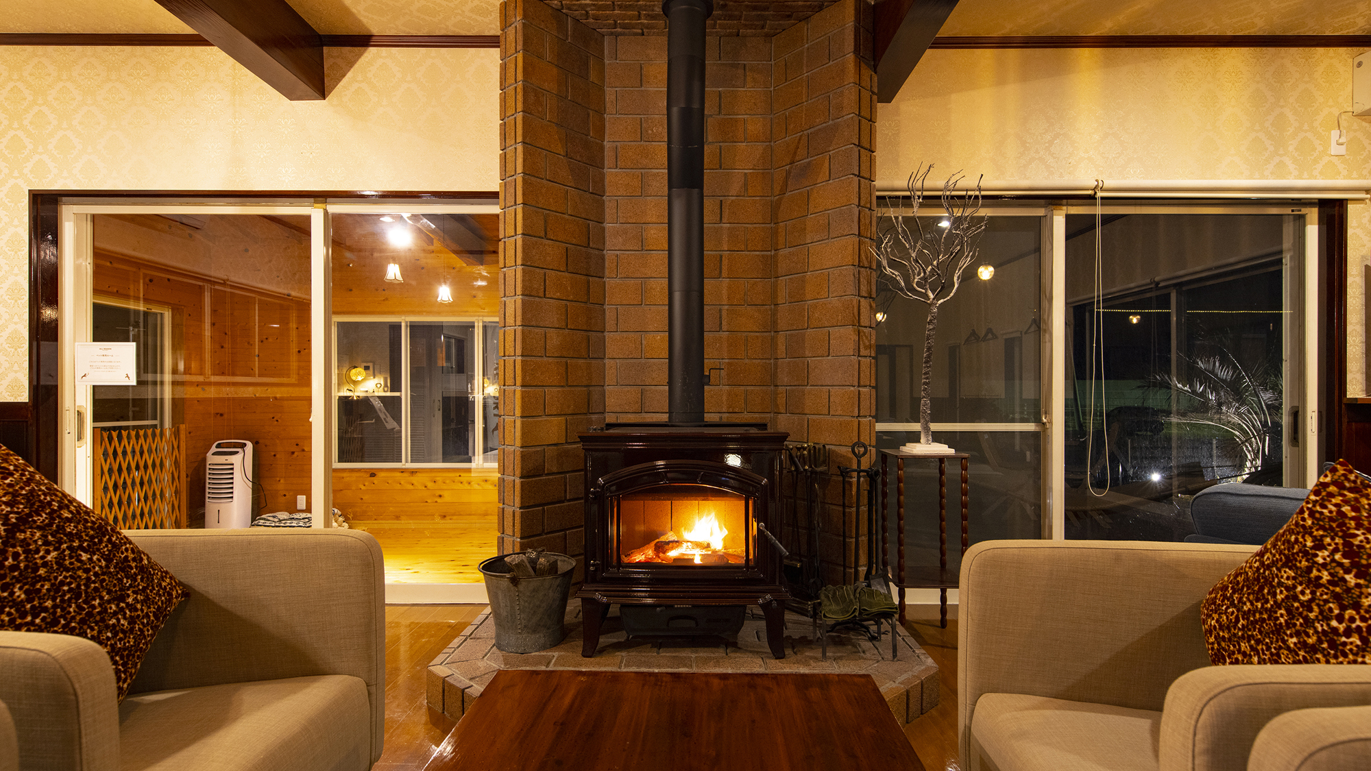 【リビング】大きな薪ストーブがある心休まる空間です。
