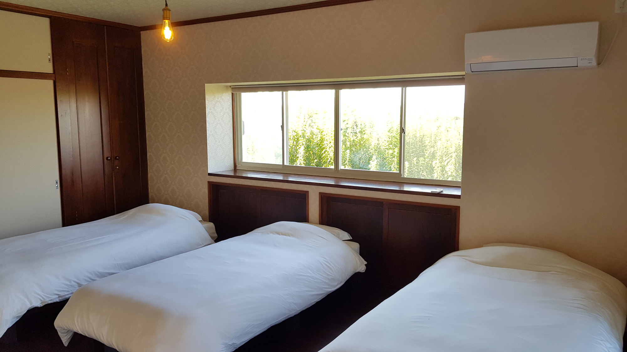 【1F/ベッドルーム 2】窓からの光で爽やかな朝の目覚めを。