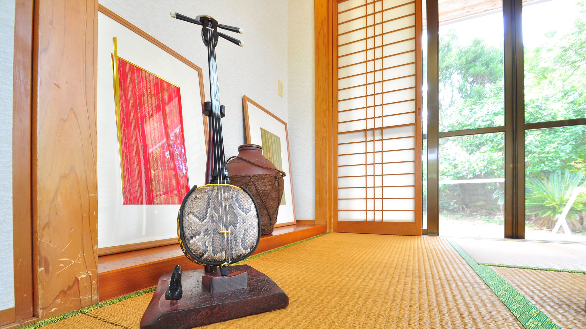 【和室6畳②】沖縄の伝統弦楽器「三線」