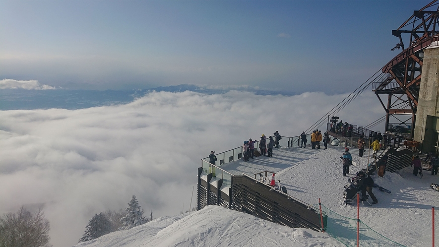 *SORA terrace/標高1770ｍのテラスからのぞむ貴重な冬の雲海（竜王スキーパーク提供）