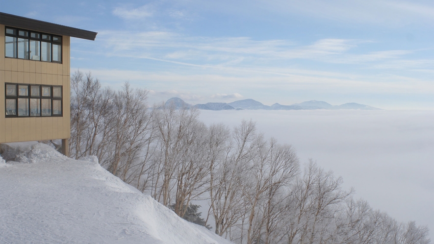 *SORA terrace/真っ白な雲海と雪に包まれる幻想的なソラテラス（竜王スキーパーク提供）