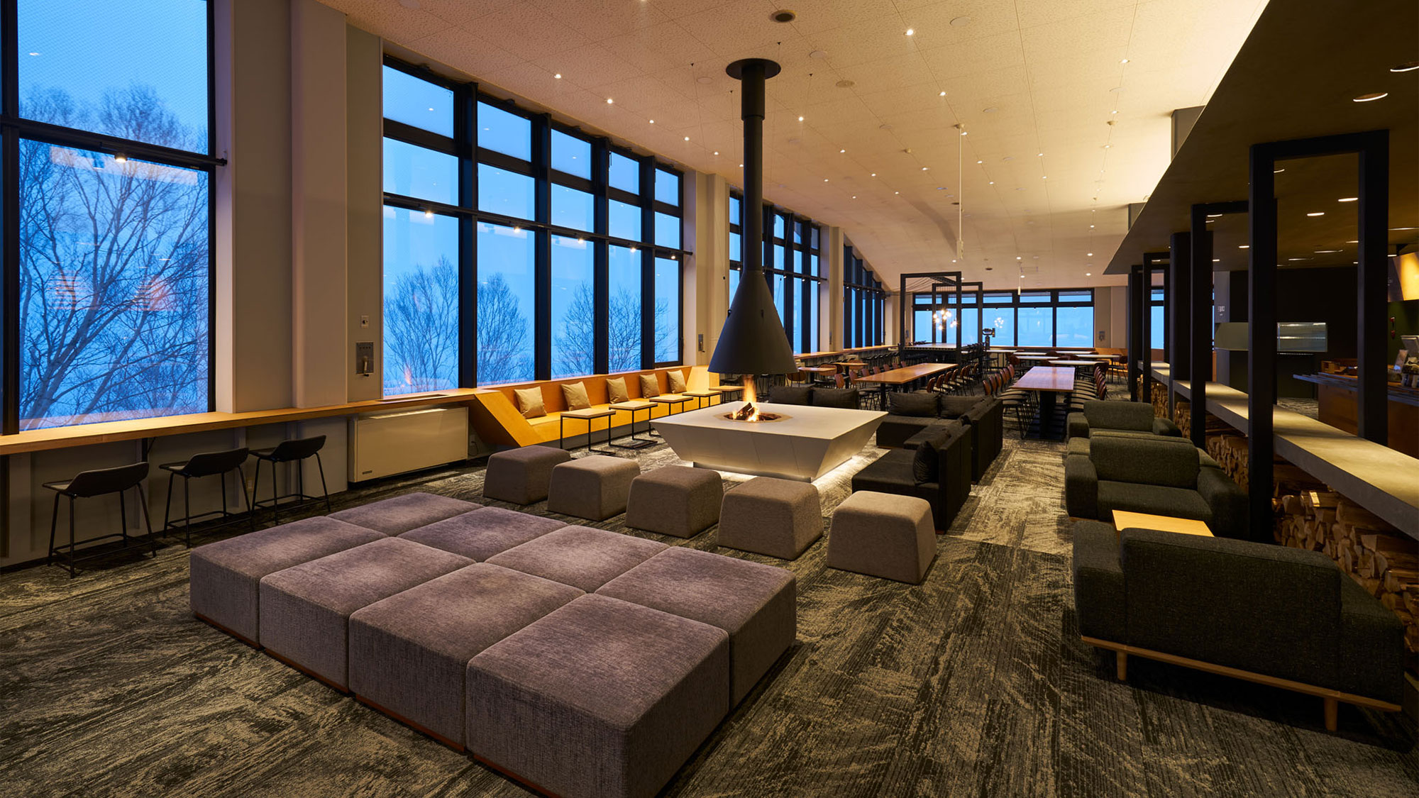 *SORA terrace cafe/大きな窓からは、雲海や北信の絶景を一望（竜王スキーパーク提供）