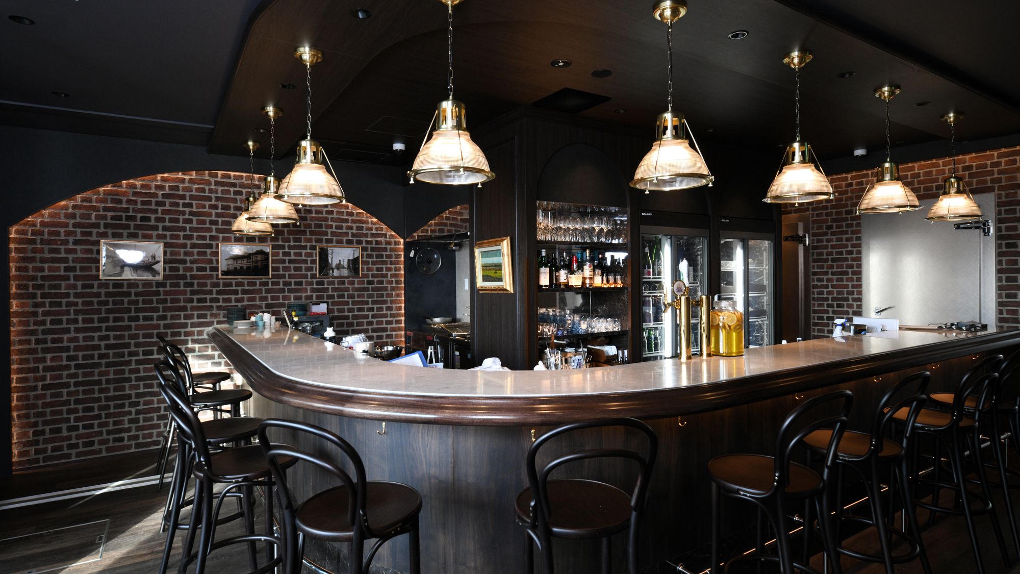 オイスターバー「HAKODATE OYSTERS 1854」店内