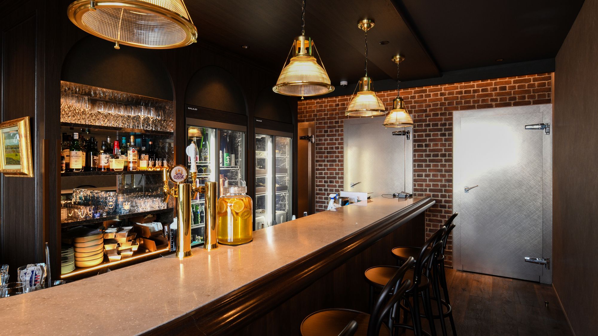 オイスターバー「HAKODATE OYSTERS 1854」店内