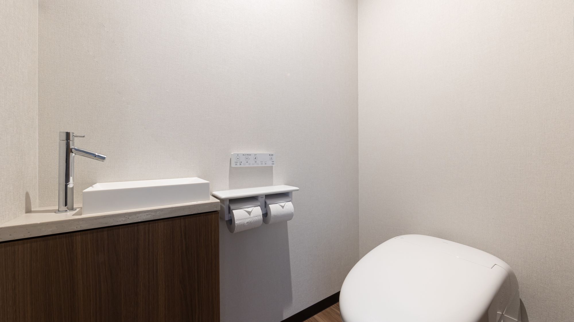 トイレ（デラックス4ベッドバンクルーム）