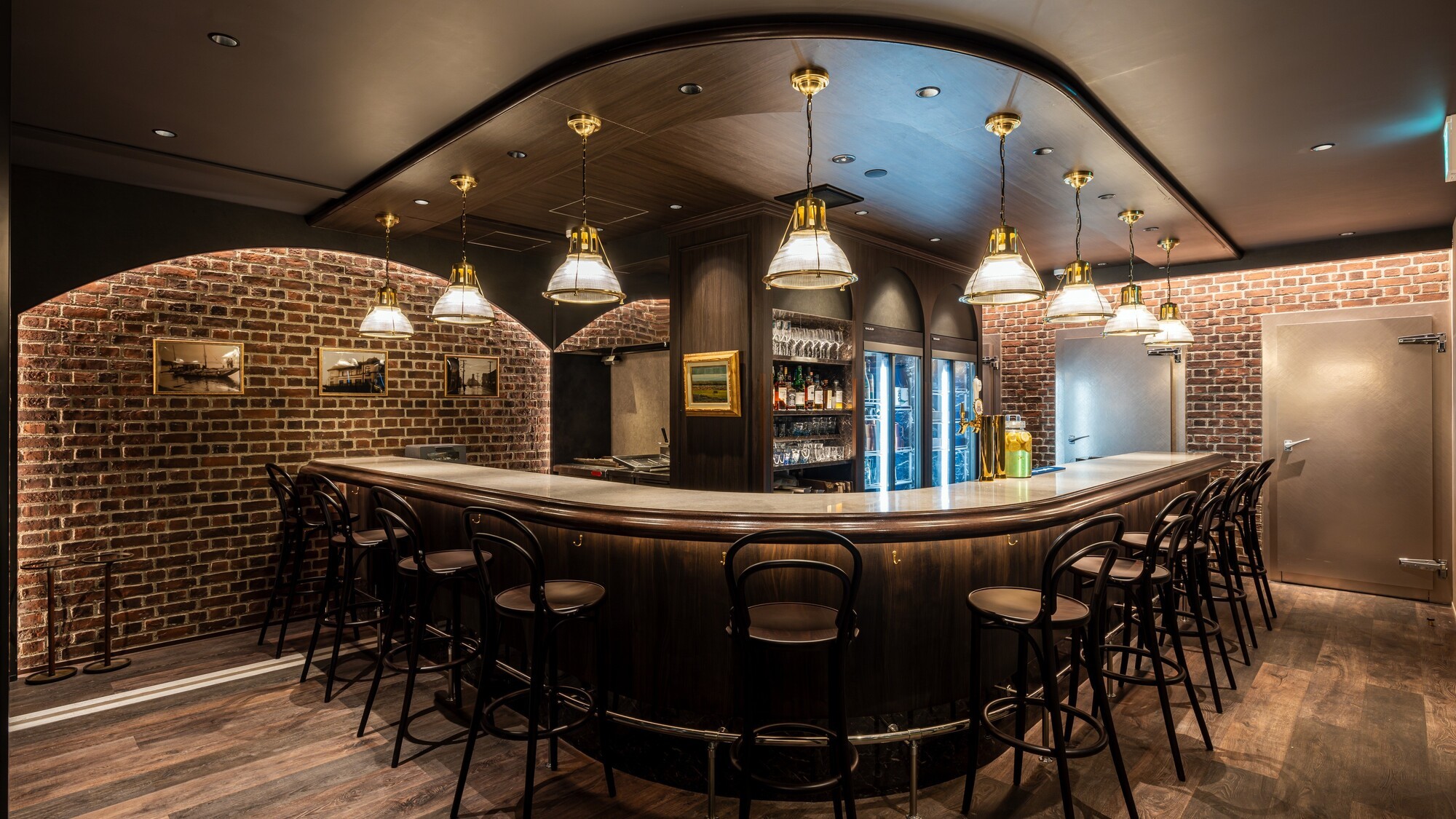 「HAKODATE OYSTERS 1854」（ホテル1階）店内