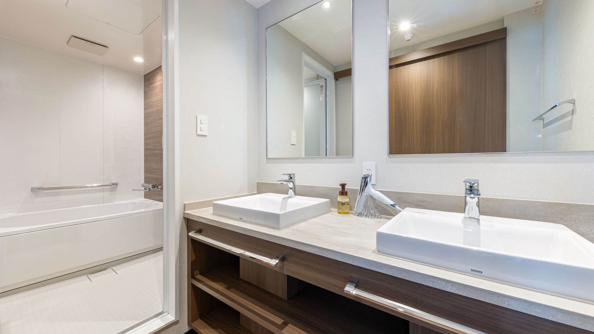 独立洗面台と洗い場付のバス（スカイビュー4ベッドバンクルーム）