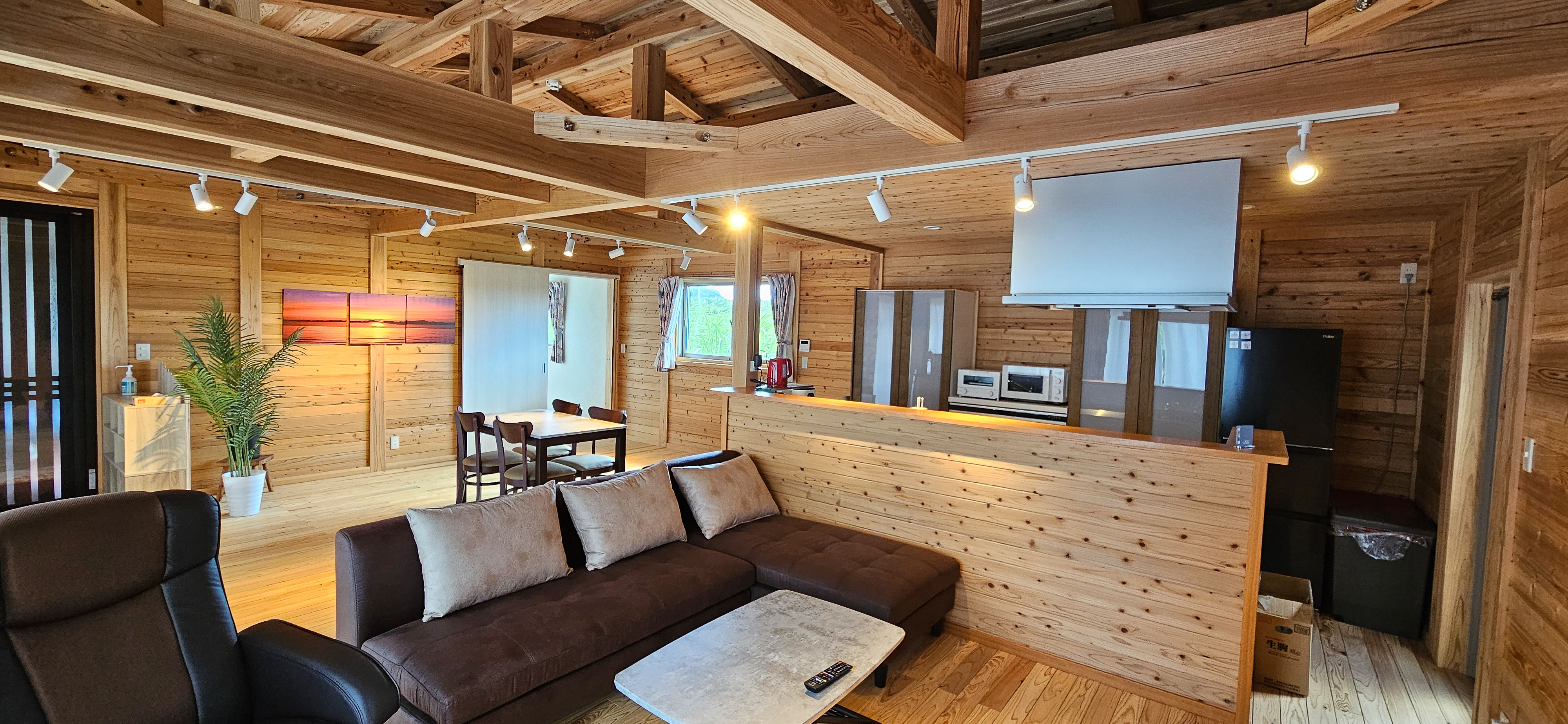 貸別荘　４人用　ダイニング見渡し　TVスペースから