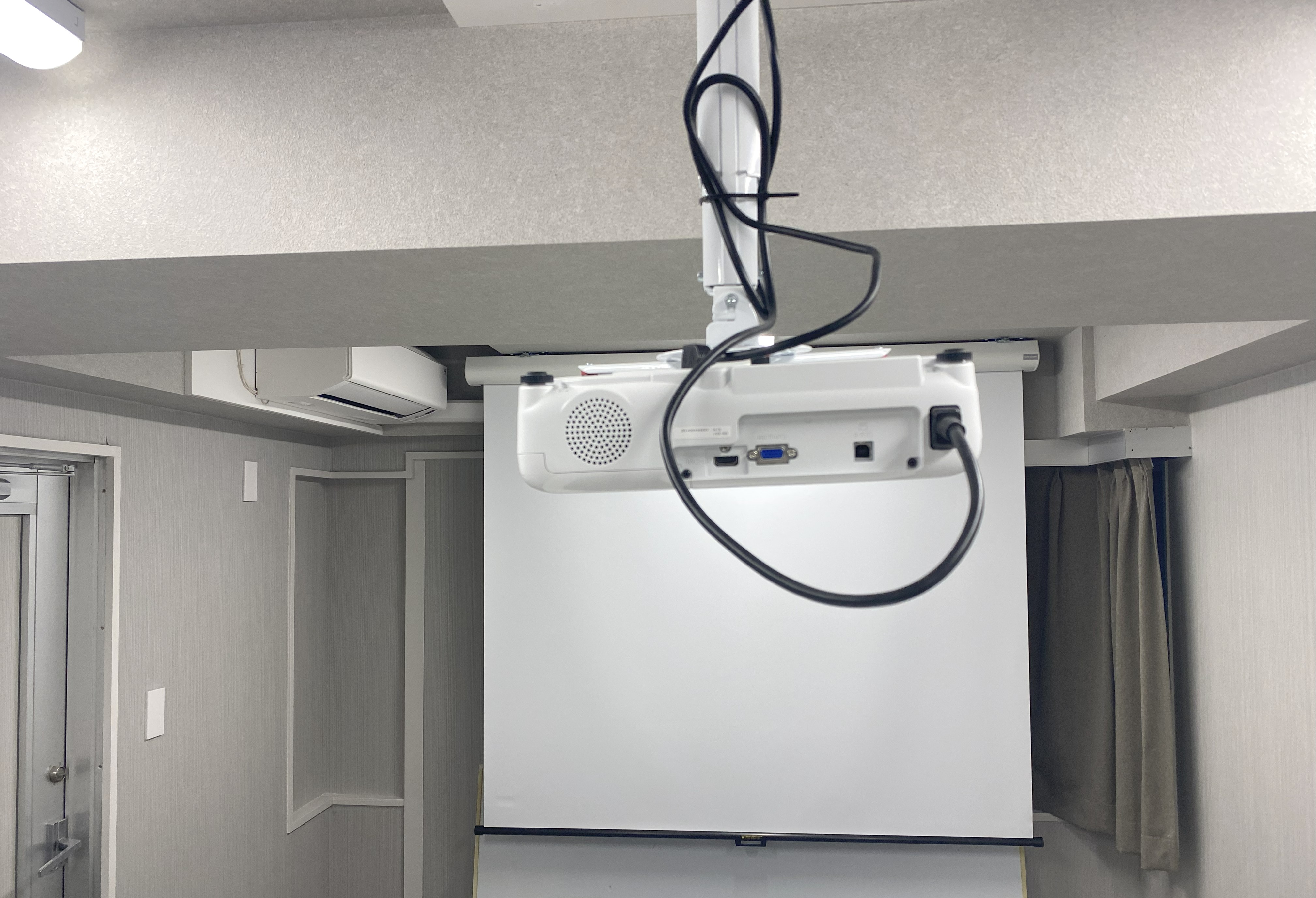 会議室用、プロジェクター①