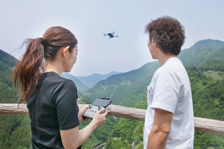 ドローンで渓谷を空撮