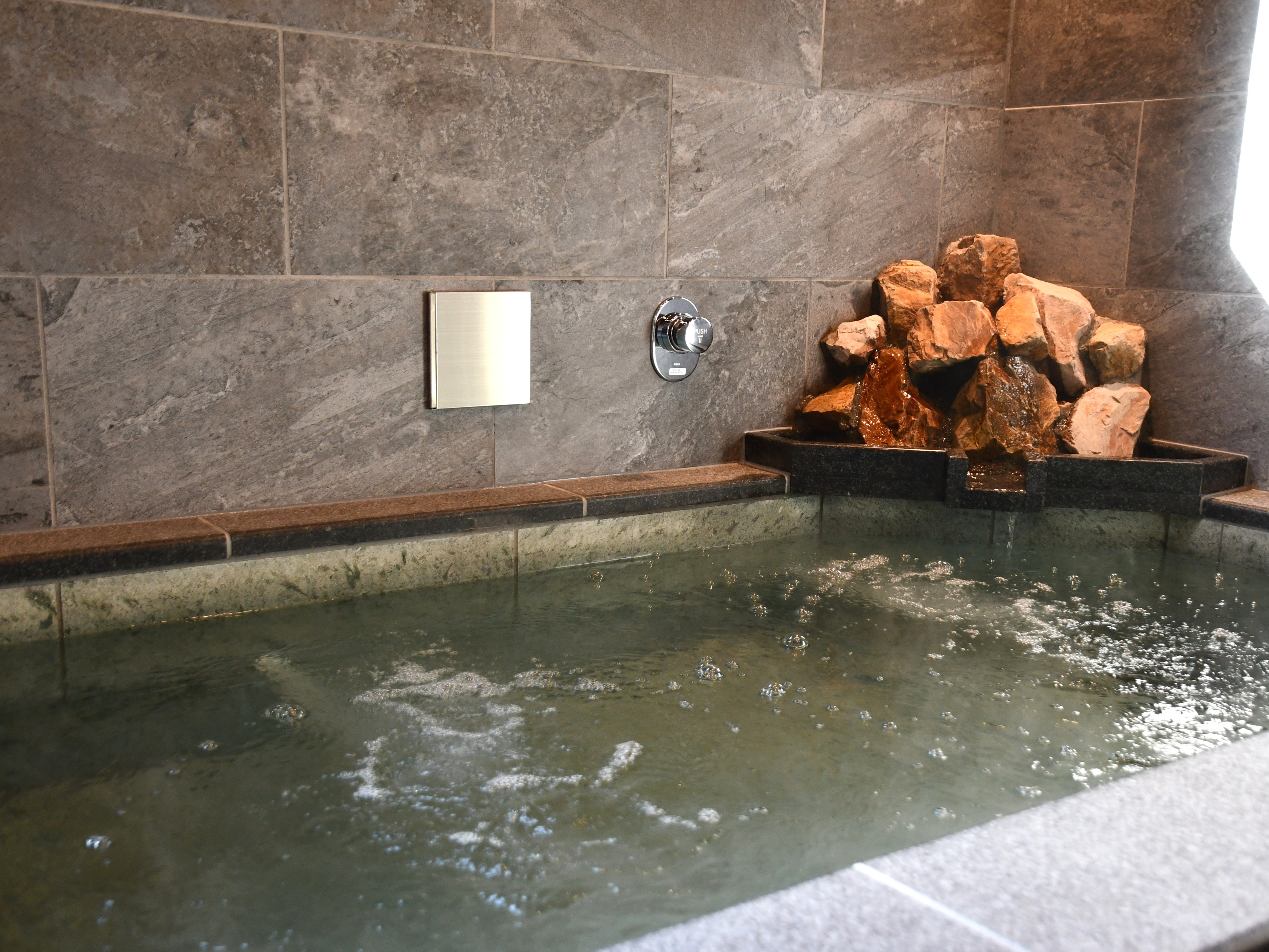 共用大浴場「水晶 天照温泉」浴室（岩の湯）夜間貸し切り可能5000円