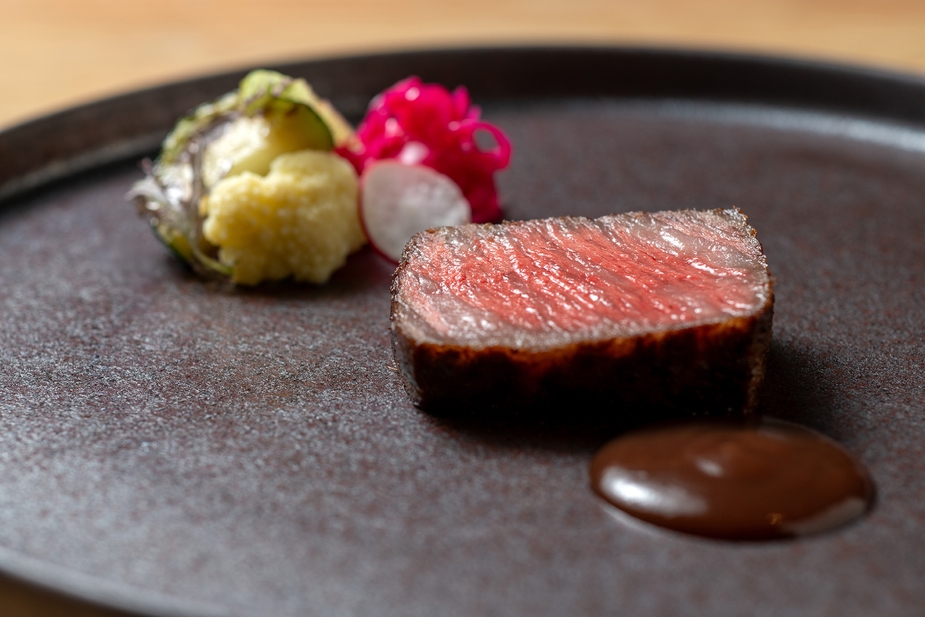 【夕食アップグレード】〜高級ブランド和牛を堪能〜米沢牛ディナーコース+地酒ペアリング