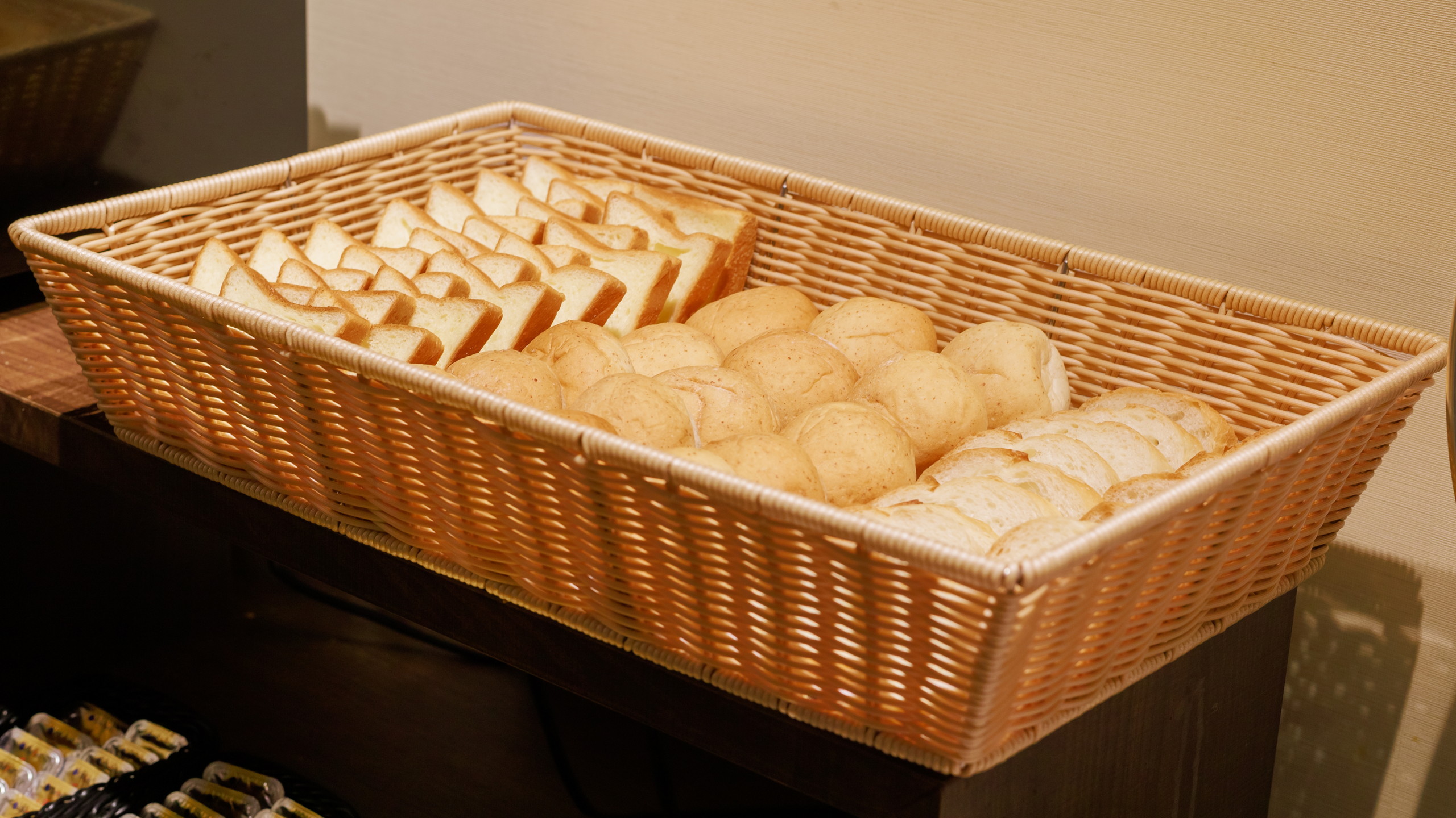 朝食『廣新米穀』：パン