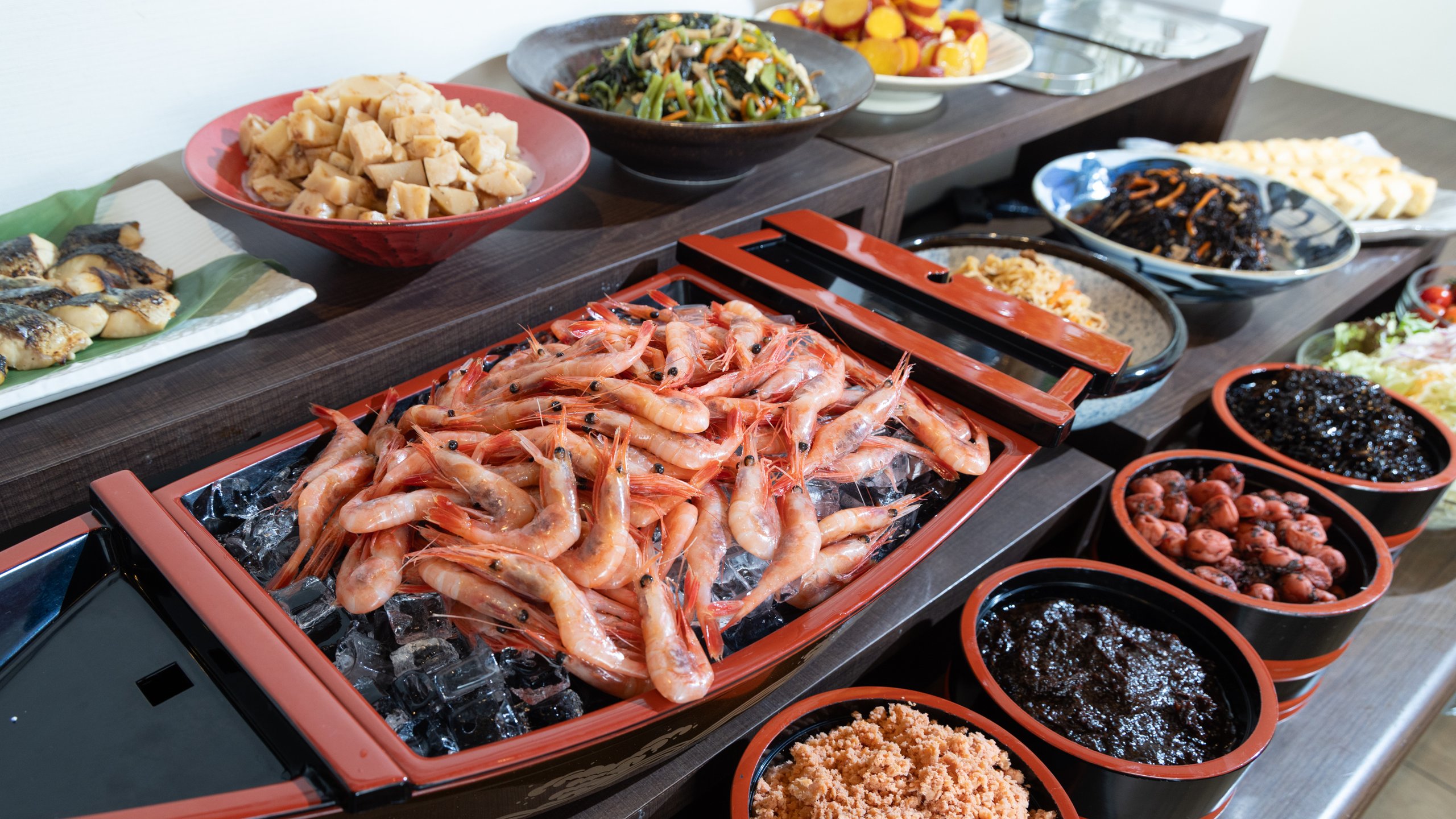 朝食『廣新米穀』：南蛮エビの刺身（ご当地料理）