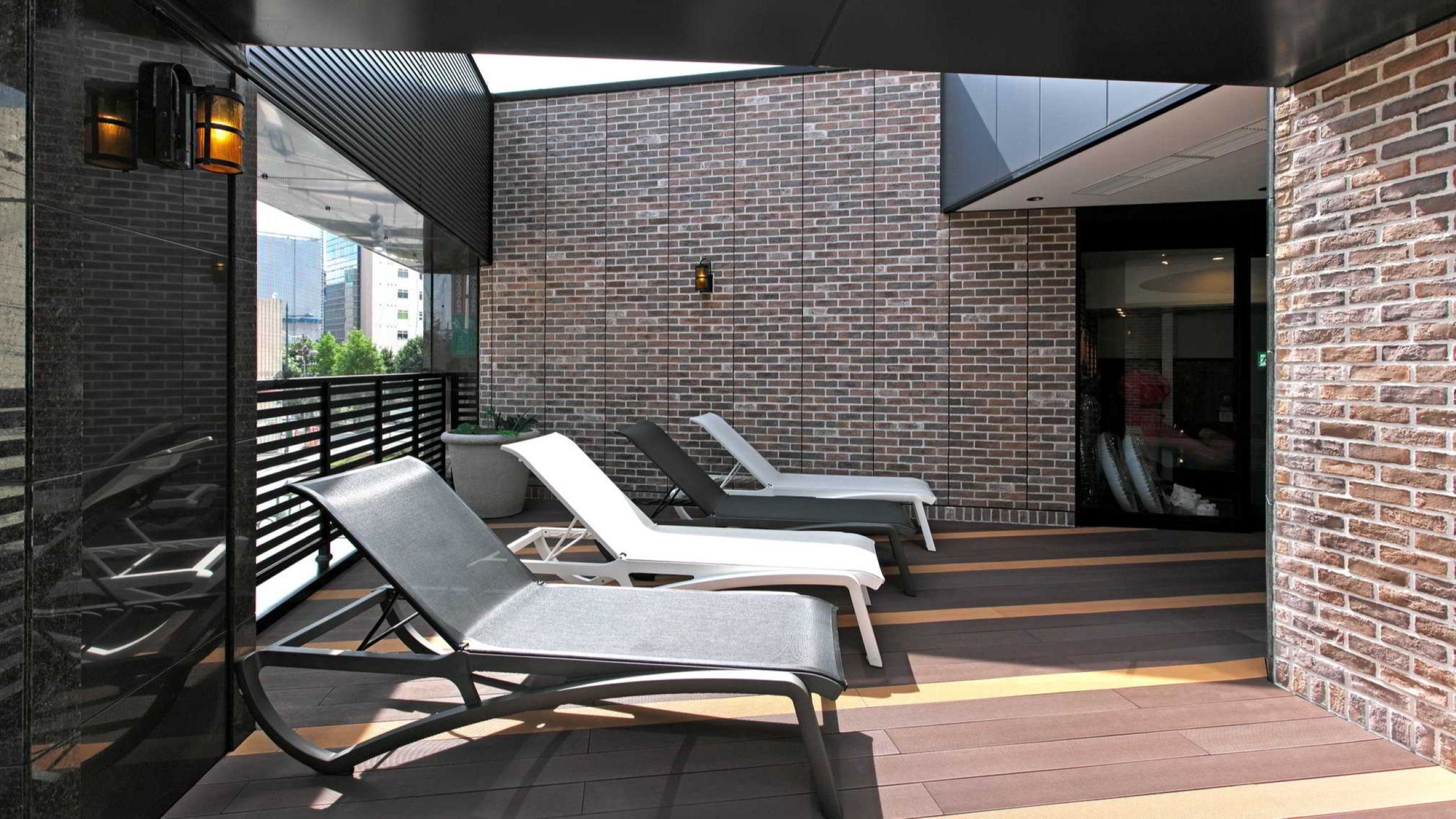 【2階】：温泡デカまるプール ウッドデッキ