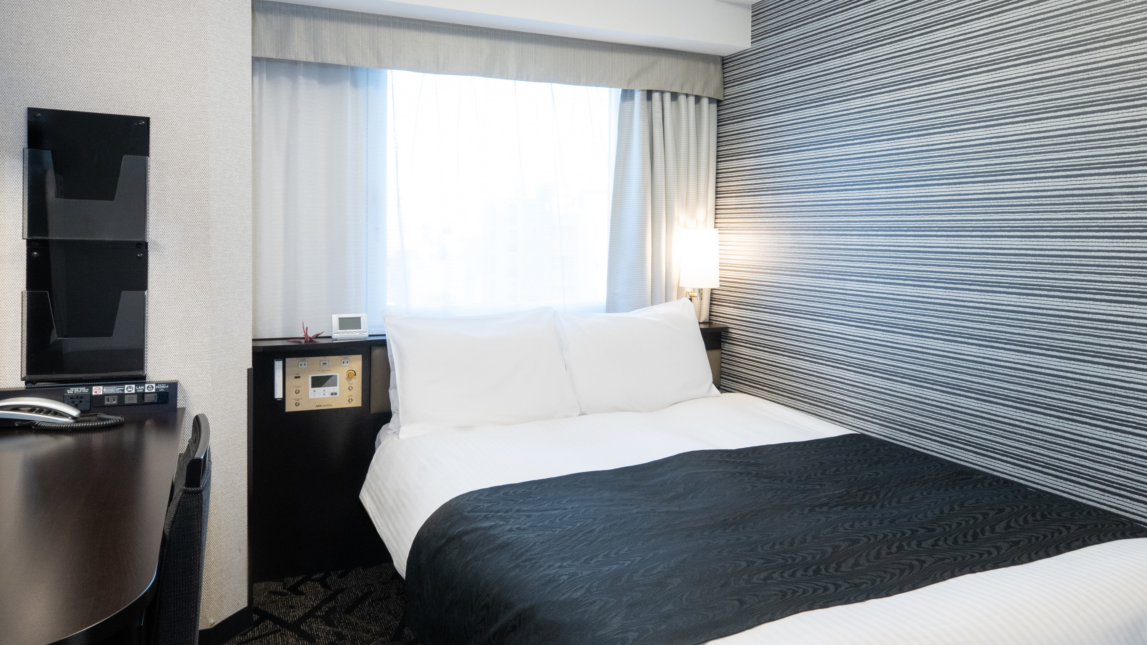 広さ11平米／ベッド幅：140cm&times;1台／ベッド下収納あり