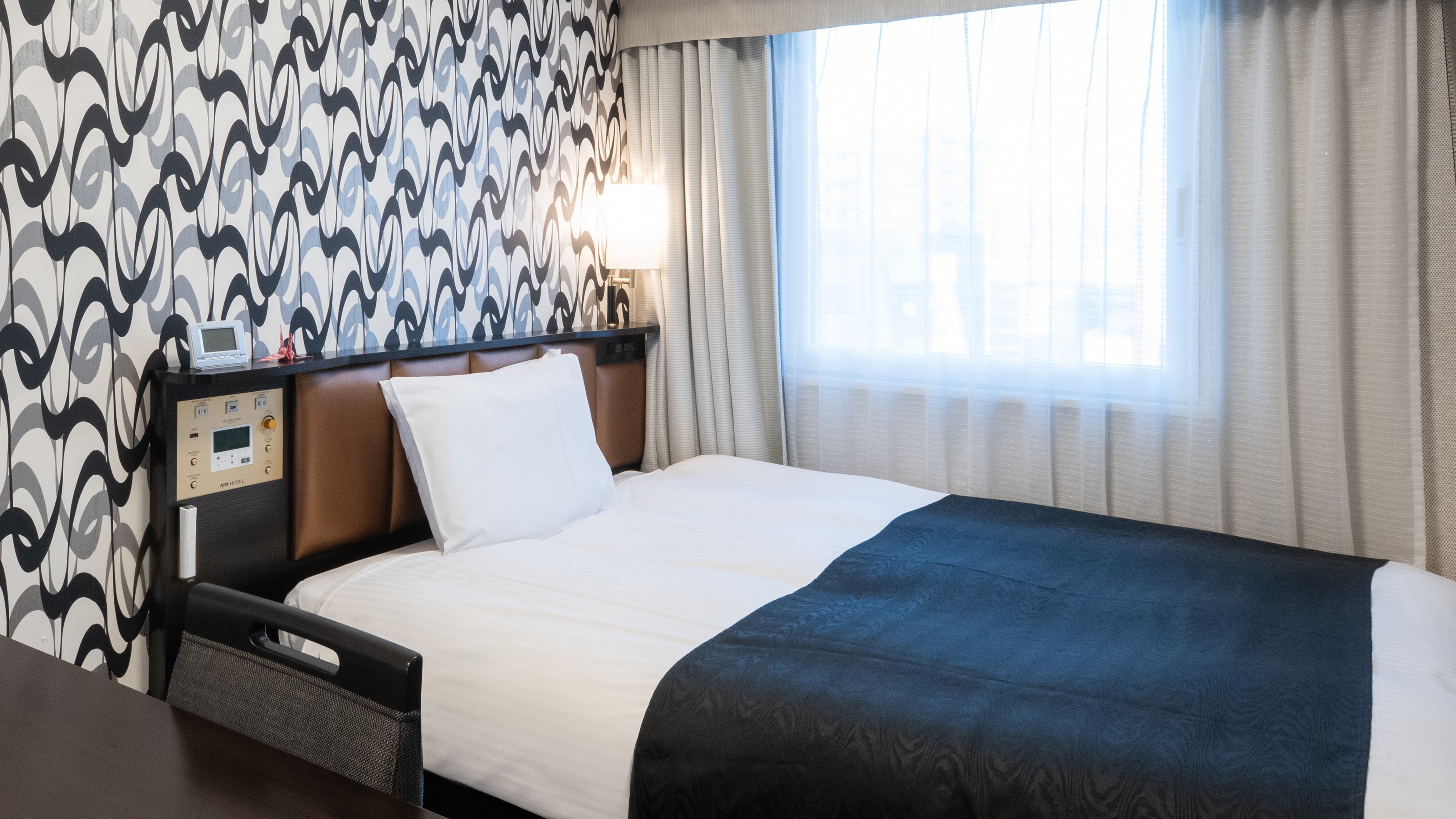 広さ11平米／ベッド幅：140cm&times;1台／ベッド下収納あり