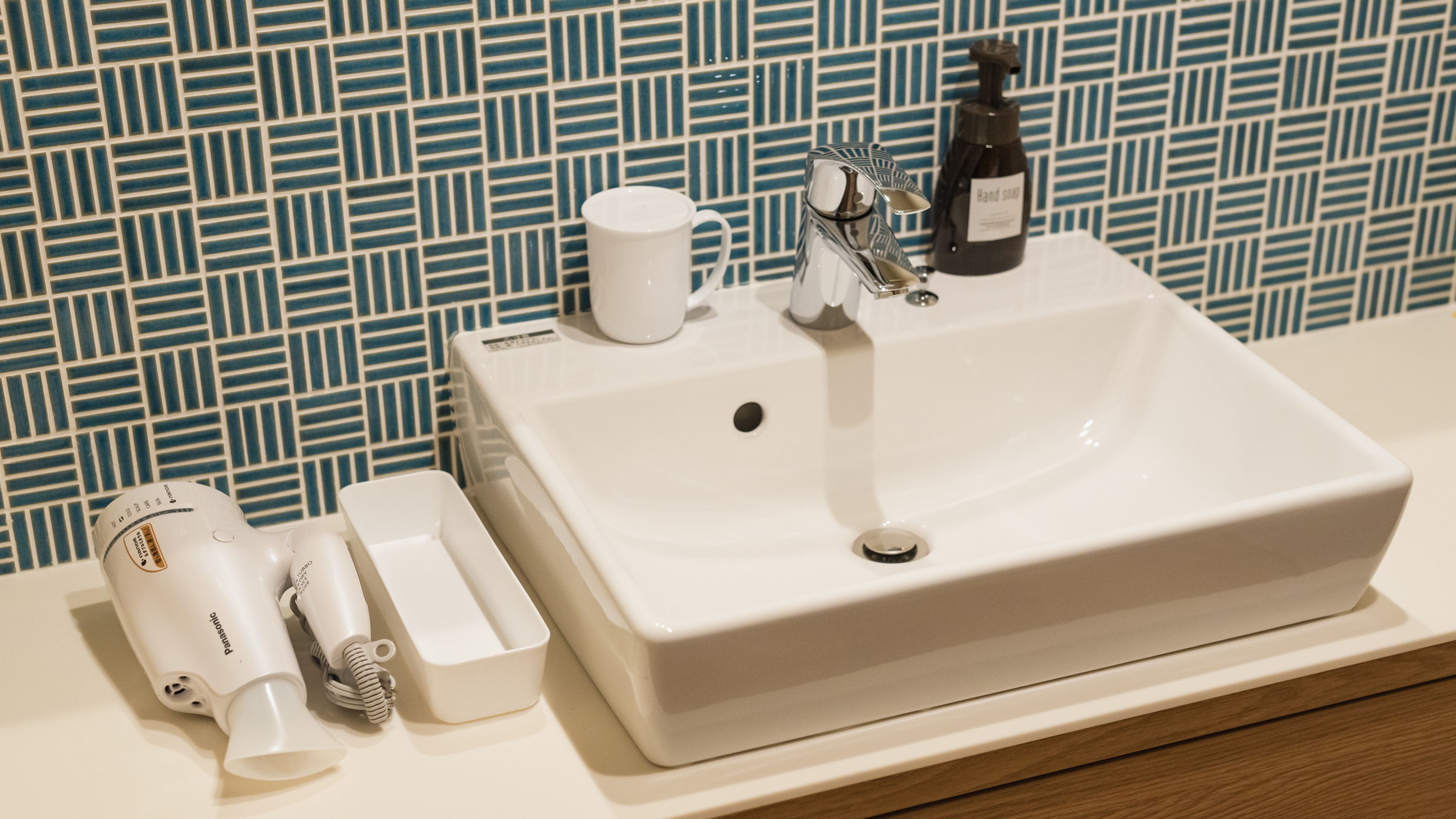 ヘアドライヤー、歯ブラシセット、シャンプー、リンス、ボディソープがございます。