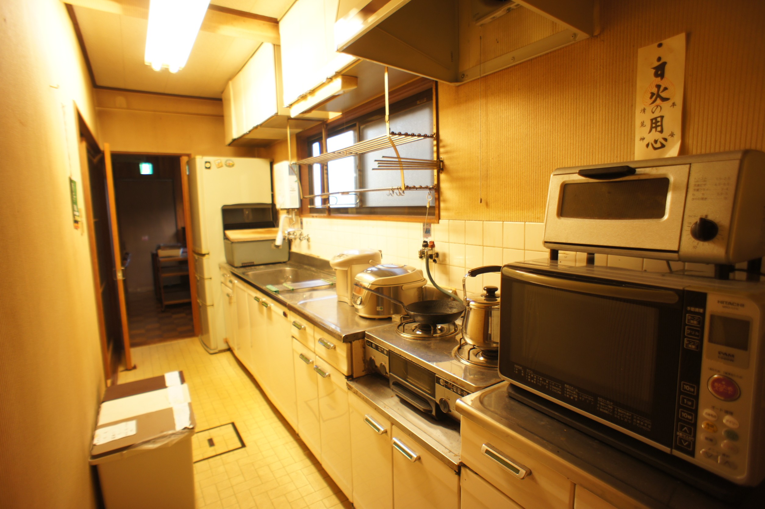 ＜共有キッチン＞様々な調理器具や食器類が完備されています。