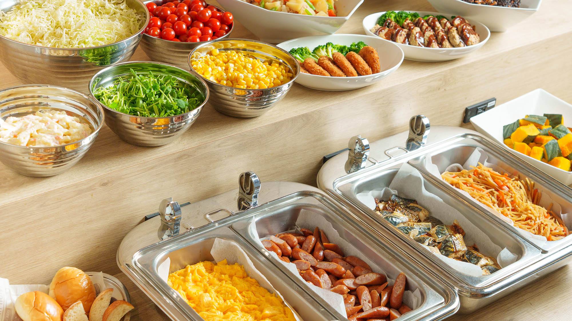 【朝食】種類豊富な和洋食が彩り豊かに並ぶビュッフェ（※イメージ）