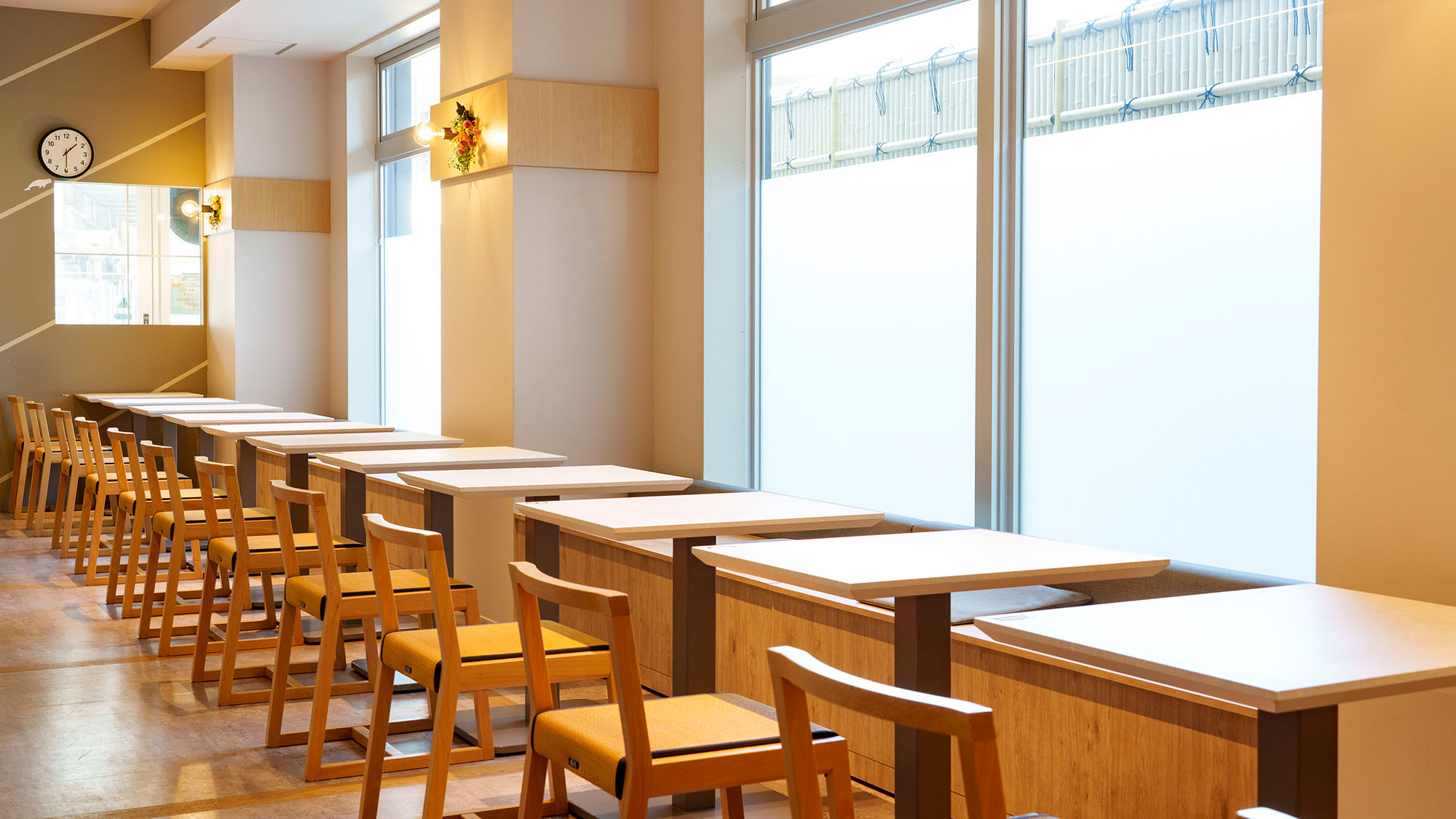 【朝食】食事スペース | BELUGA CAFEにて充実した和洋ビュッフェをご用意しています。