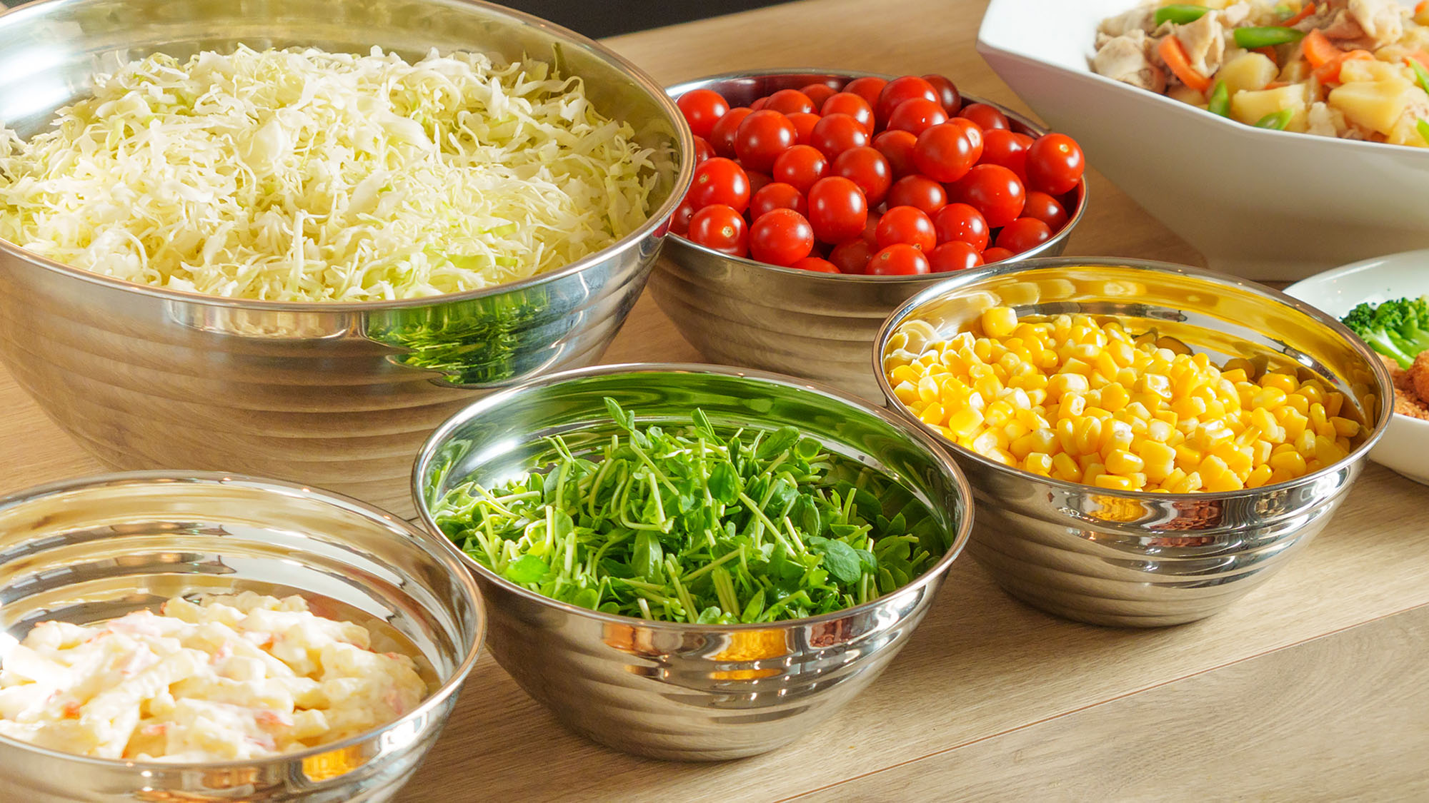 【朝食】和洋ビュッフェ | 野菜をたっぷり取れるサラダ（※イメージ）