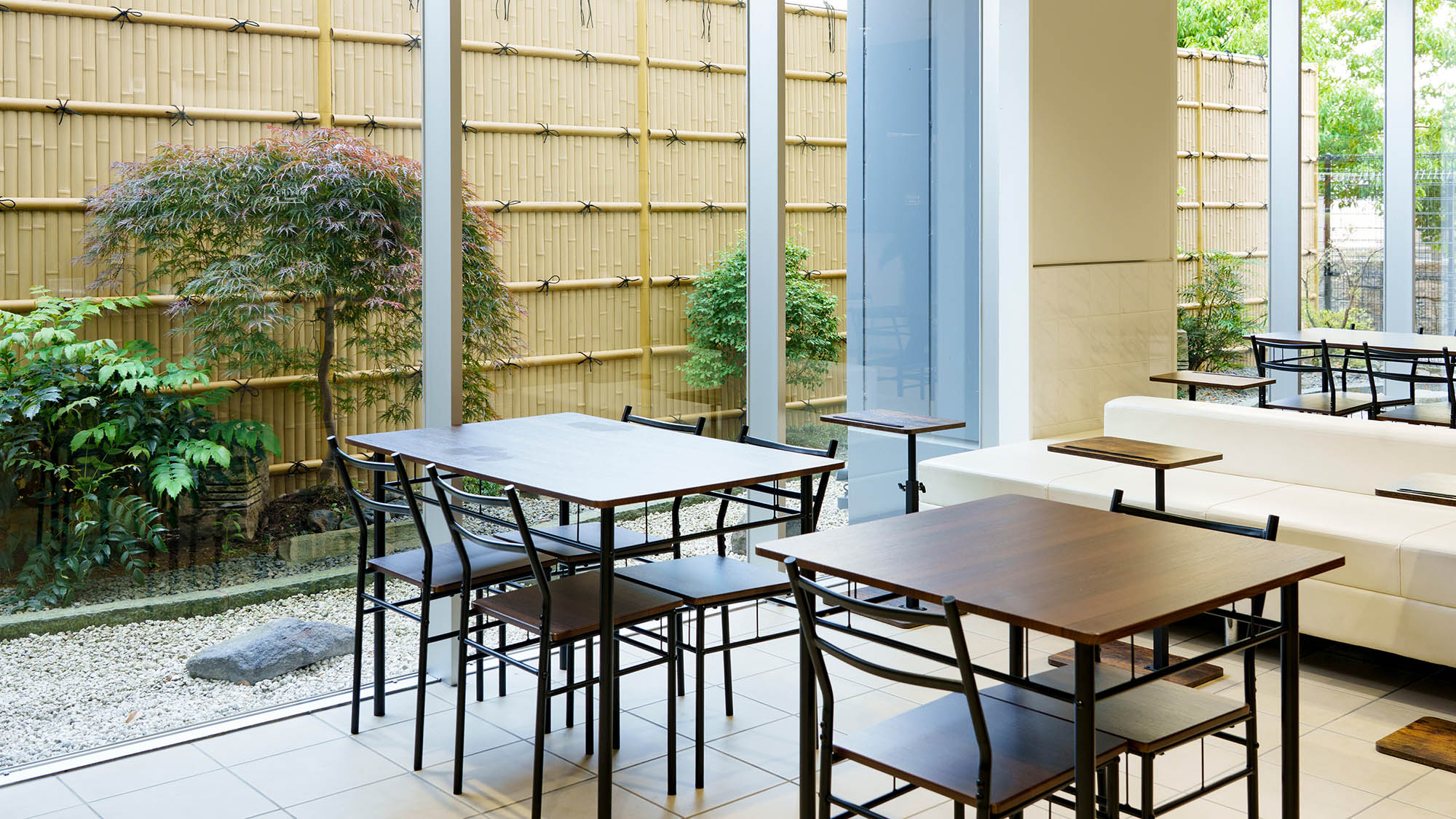 【ロビー】朝食は、こちらのスペースでお召し上がりいただく事も可能です。