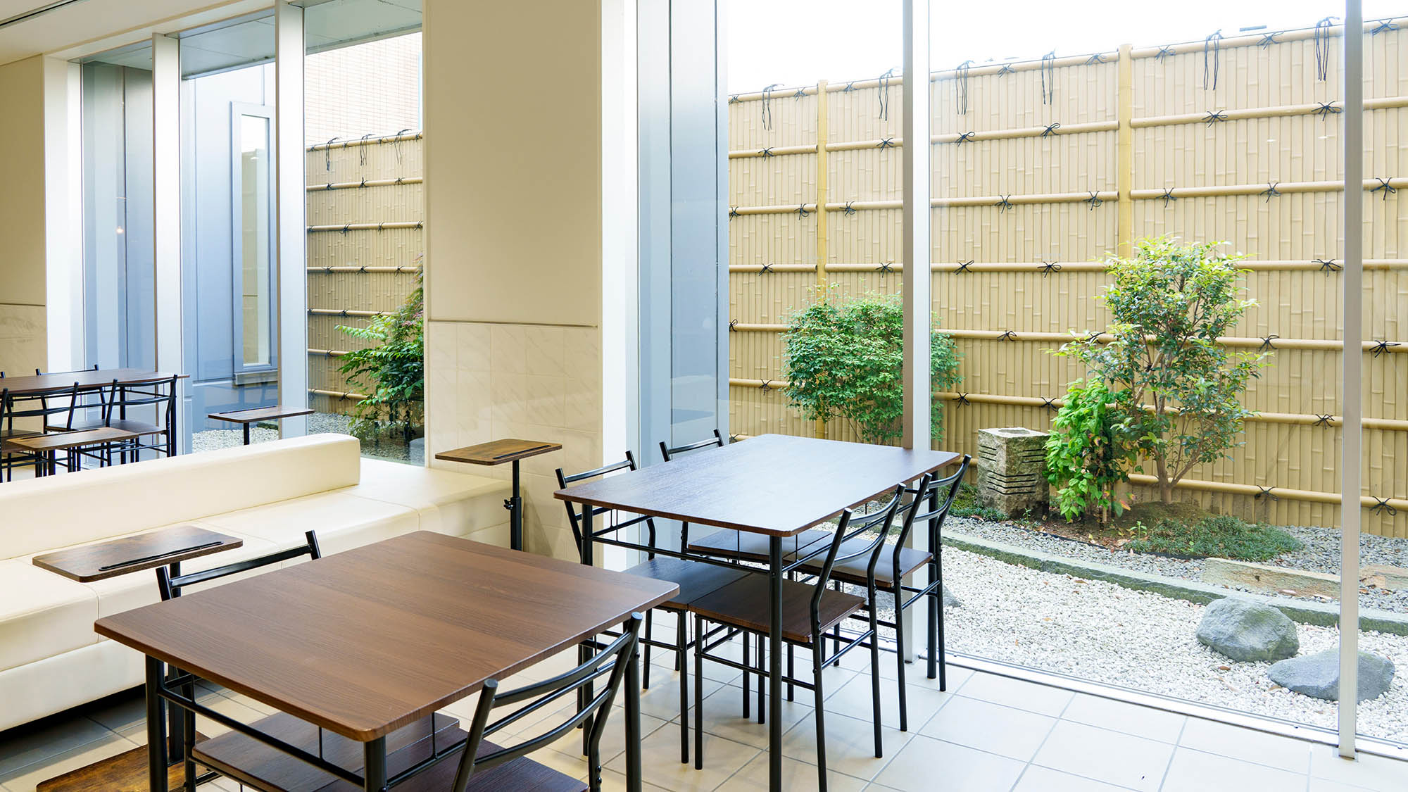 【ロビー】広々とした窓から見えるパティオ、落ち着ける空間です。